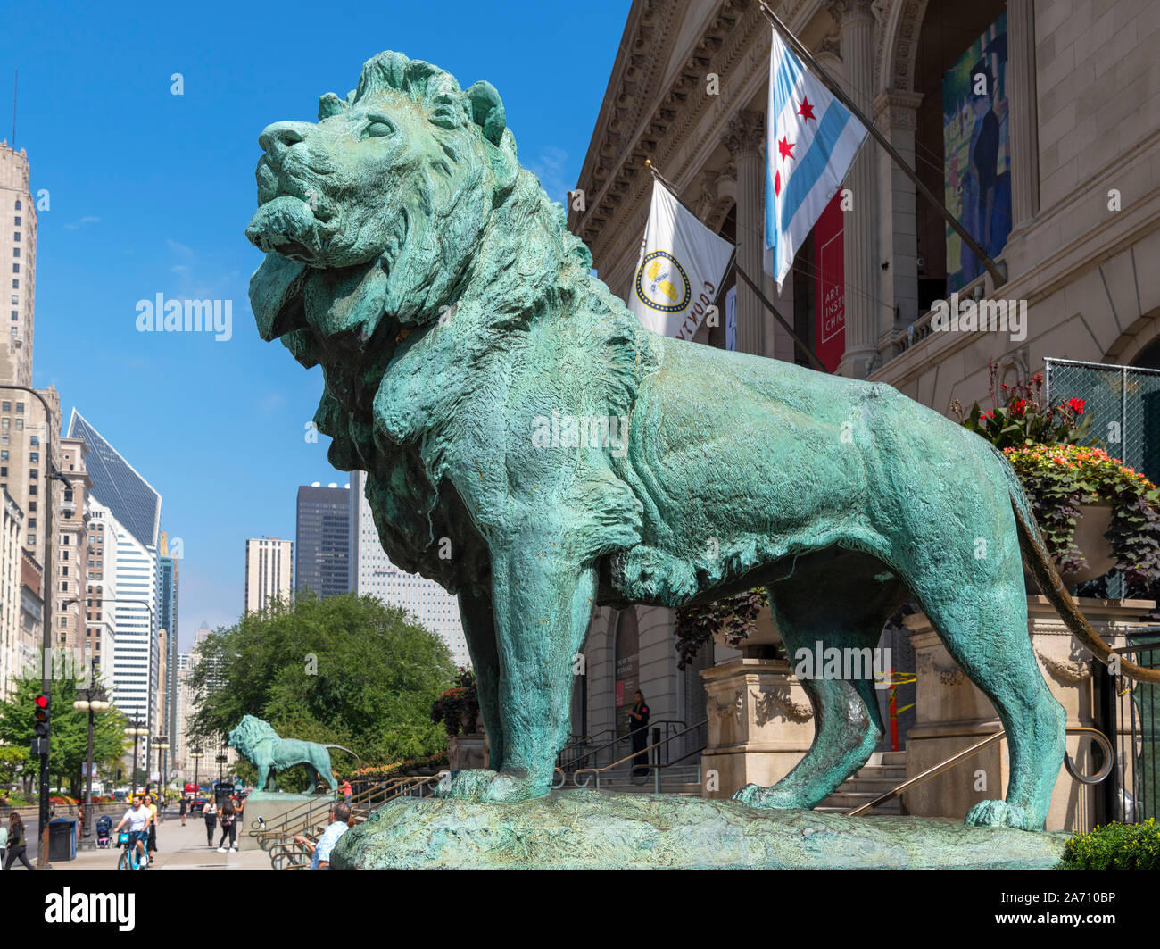 Statue des Löwen außerhalb des Art Institute of Chicago am Michigan Avenue, Chicago, Illinois, USA Stockfoto
