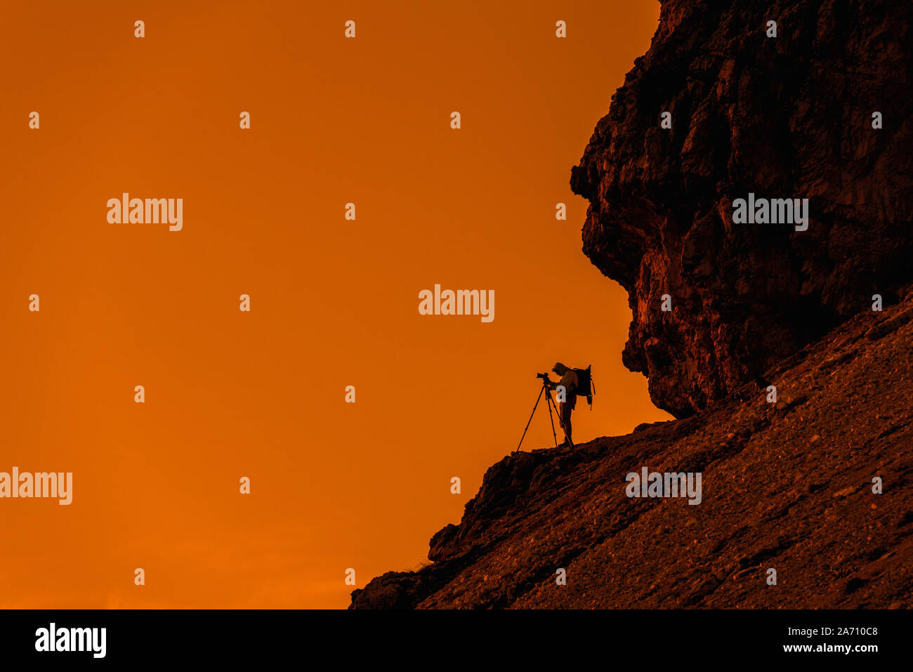 Landscape Photographer in Felswand Natur Bilder der Berge mit Stativ bei Sonnenuntergang in den Dolomiten, Südtirol, Italien Stockfoto