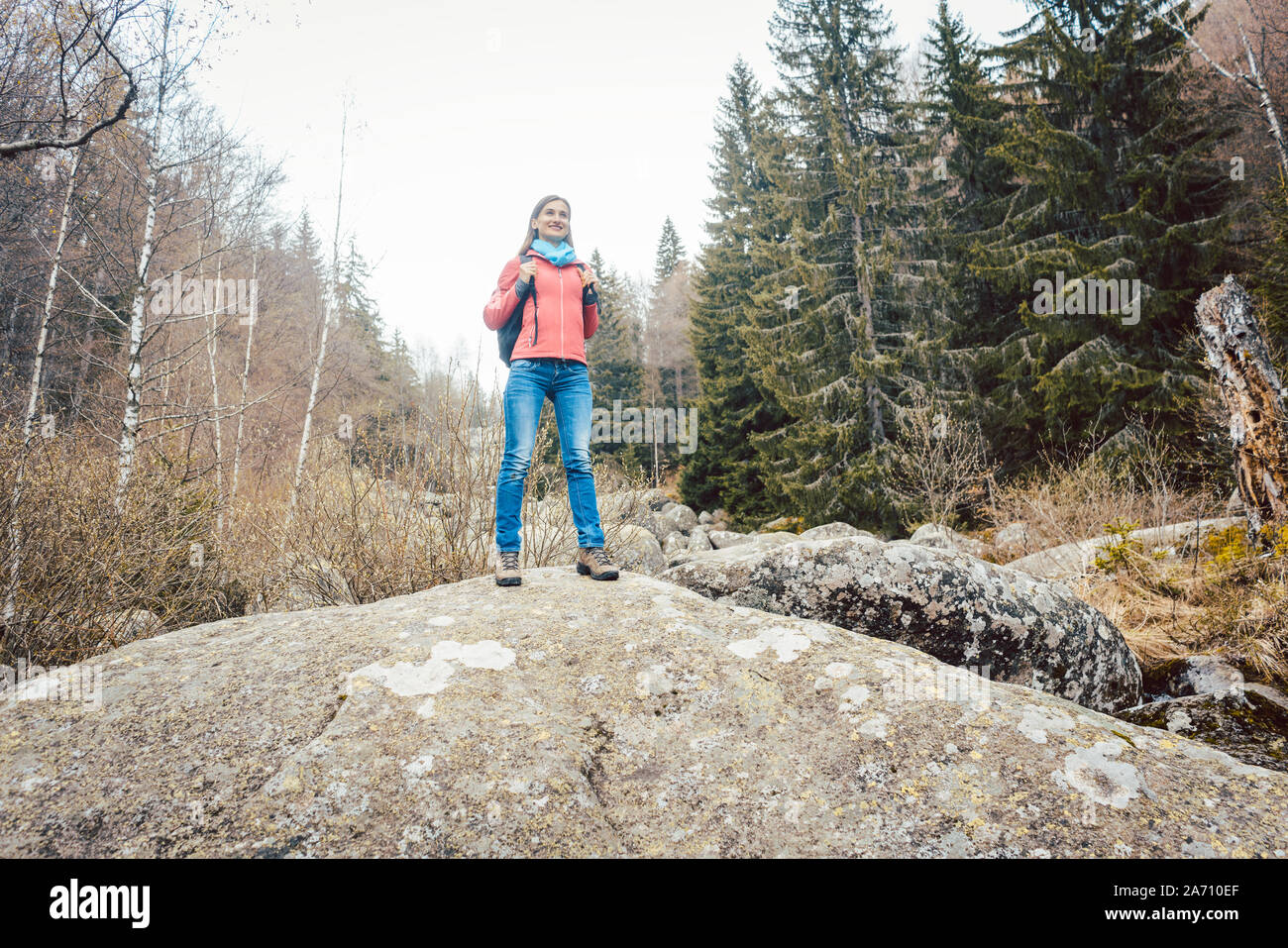 Frau wandern die steinerne Fluss in der Nähe der goldenen Brücken in Vitosha, Bulgariens Stockfoto