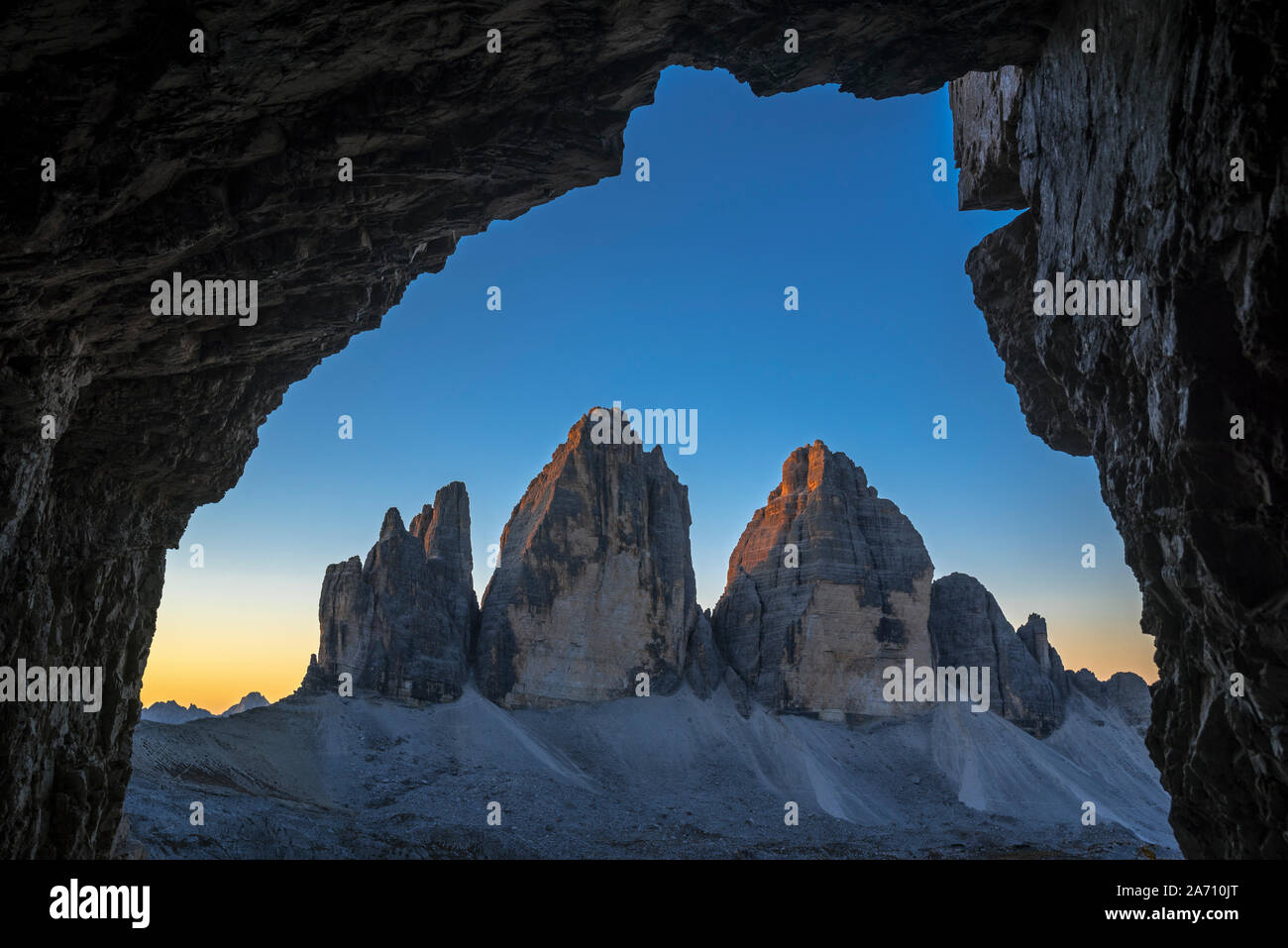 Tre Cime di Lavaredo / Drei Zinnen, drei markanten Gipfeln in den Sextner Dolomiten von WW1 Höhle Tierheim gesehen, Südtirol, Italien Stockfoto