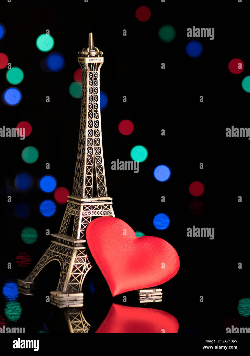 Eiffelturm mit Herz. Valentinstag romantischer Hintergrund Stockfoto