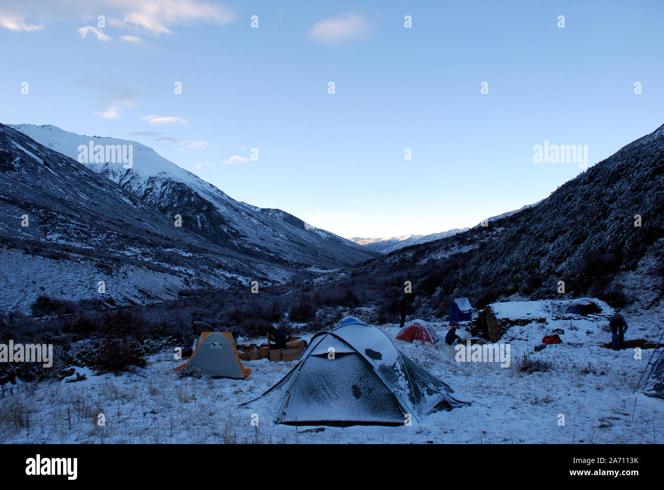 Wildes Campen in der Daxueshan Bergen des westlichen Sichuan in China. Stockfoto