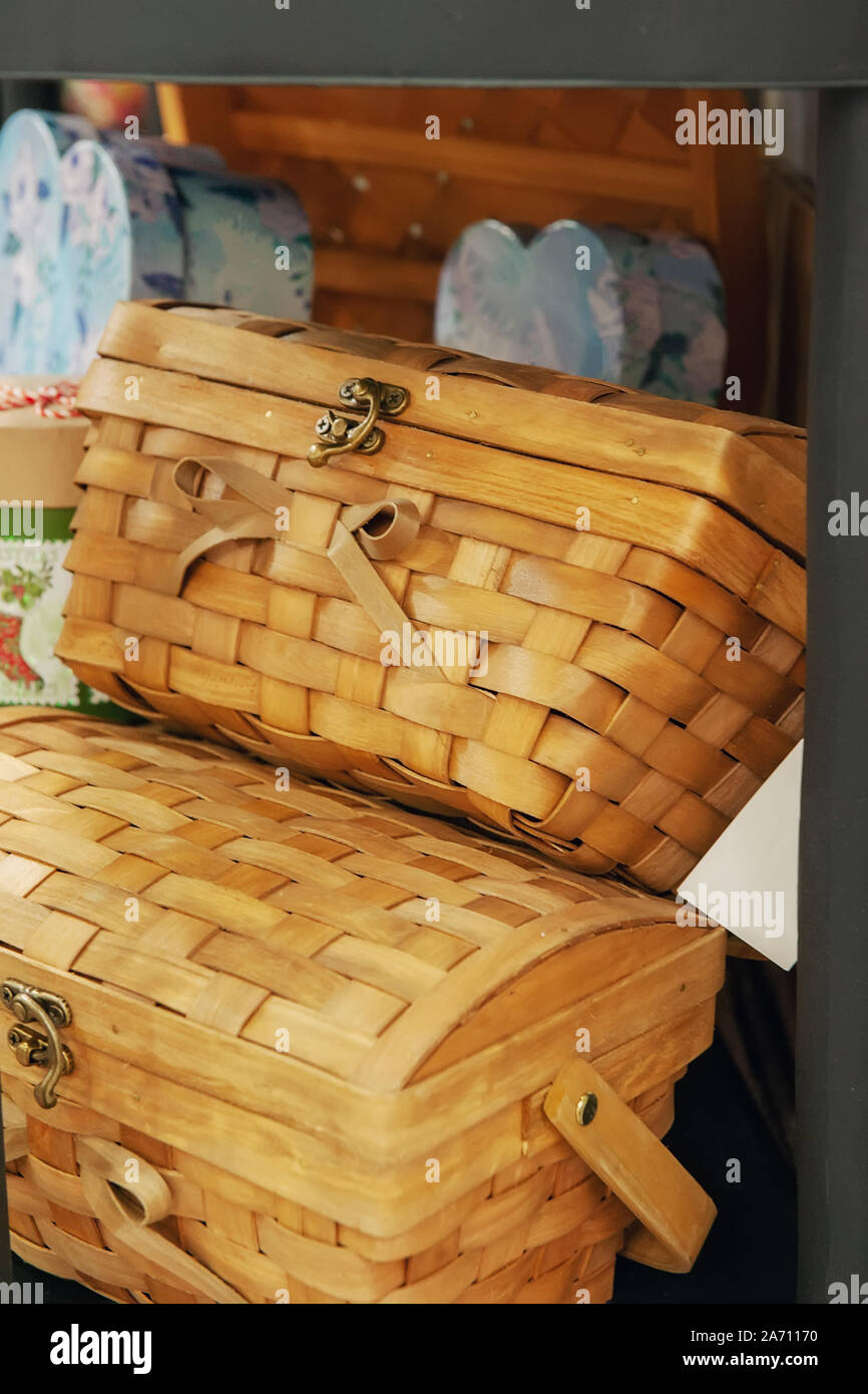 Handgefertigte Korbwaren bunten Körbe in verschiedenen Größen auf dem Schelf der Markt. Kunsthandwerk. Wiederverwendbare Verpackung. Keine Plastiktüten. Stockfoto