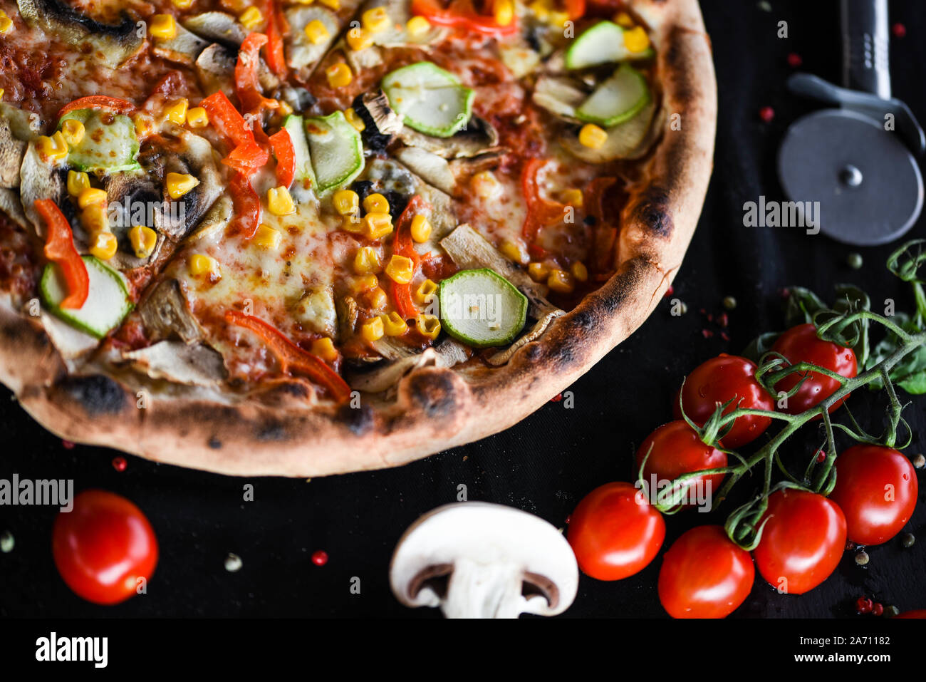 Leckere italienische Pizza mit Tomaten, frischem Basilikum & Gorgonzola Stockfoto