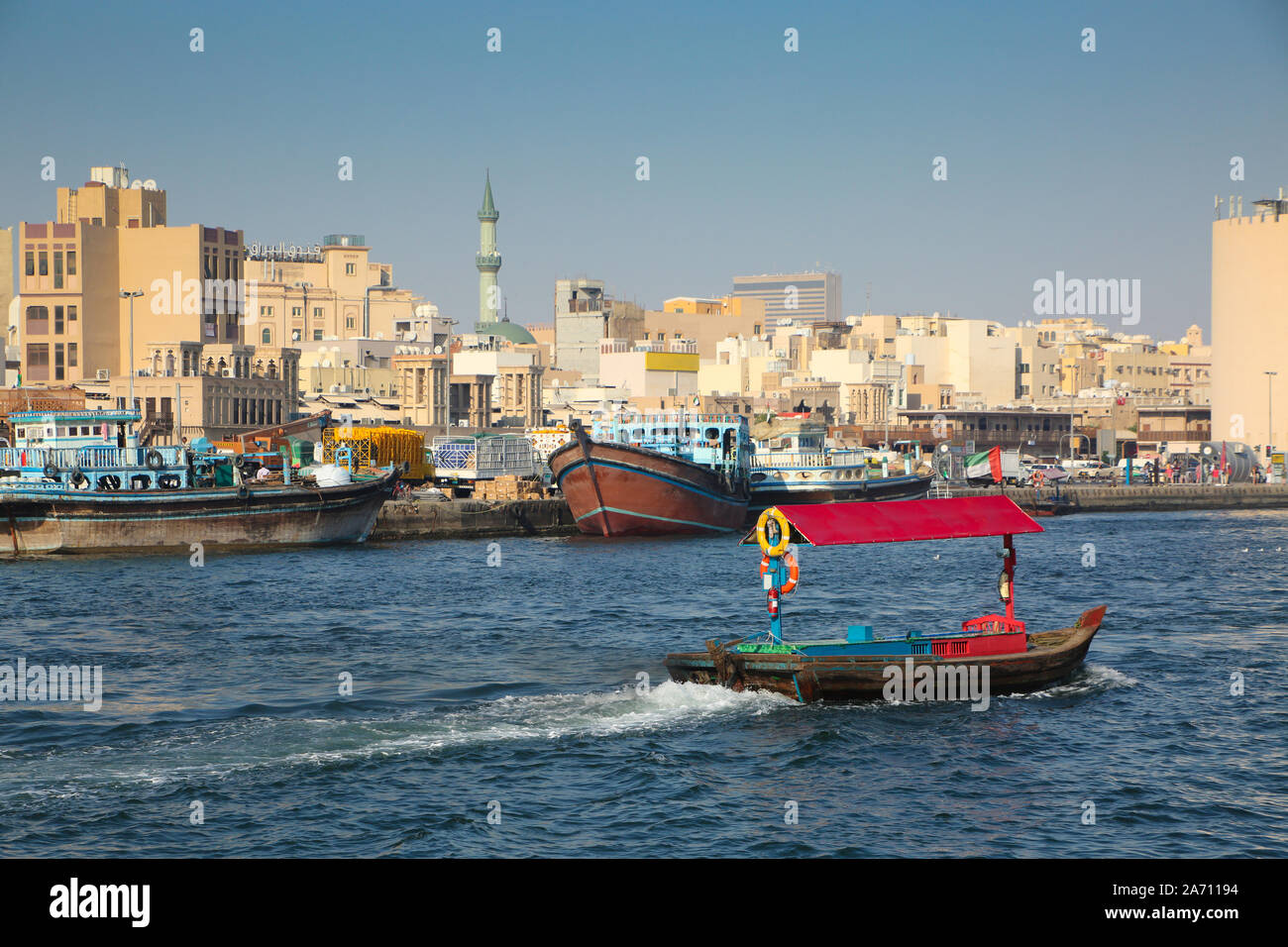 Dubai Creek ist ein Salzwasser Creek im Zentrum der Stadt die Aufteilung in zwei. Besetzt mit Angeln Boote und Wassertaxis, Vereinigte arabische Emirat Stockfoto