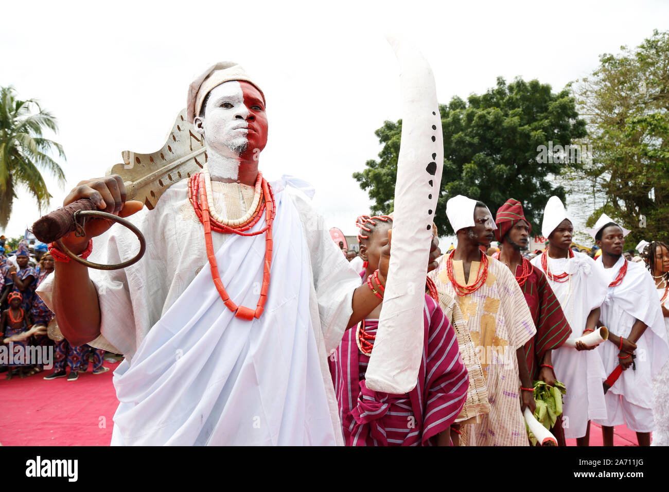 Ein junger Mann in traditioneller Tracht von Oranmiyan (Gründer des Oyo/Benin-Reiches), der während des Olojo-Festivals die spirituelle Kraft Oranmiyans zeigt. Stockfoto
