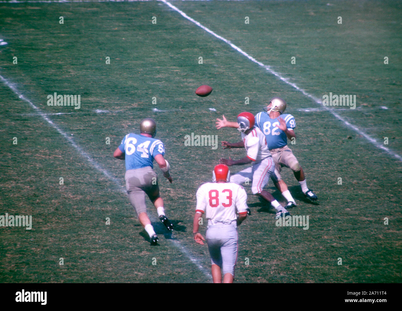 LOS ANGELES, Ca - 6. Oktober: Don Francis#82 der UCLA Bruins und Richard Mangiamelle #43 der Ohio State Buckeyes für die Kugel während ein NCAA Spiel am Oktober 6, 1962 auf der Los Angeles Memorial Coliseum Los Angeles, Kalifornien. (Foto von Hy Peskin) (Satz Anzahl: X 8760) Stockfoto