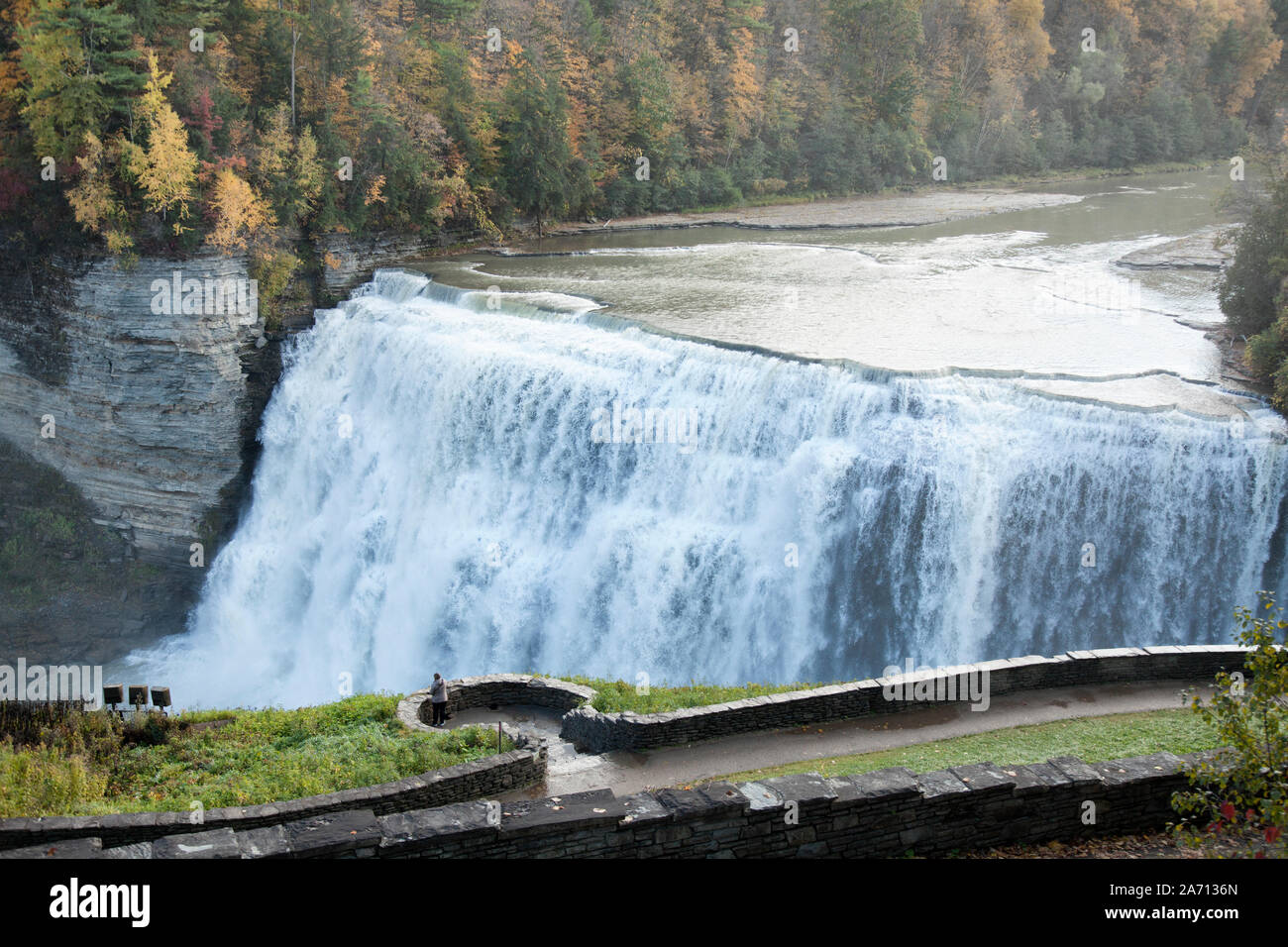 Frau, die mit Blick auf die nahen fällt in Letchworth State Park in New York Stockfoto