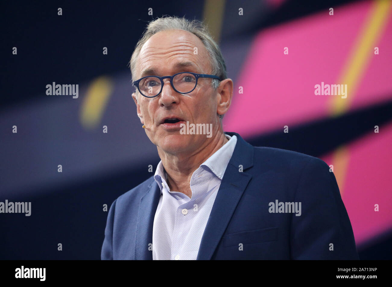 Köln, Deutschland. 29 Okt, 2019. Tim Berners-Lee, Physiker, Informatiker, Erfinder von HTML (Hypertext Markup Language) und Gründer des World Wide Web, spricht an der Digital x Digital X digital Messe in Köln findet am 29. und 30. Oktober 2019. Credit: Oliver Berg/dpa/Alamy leben Nachrichten Stockfoto