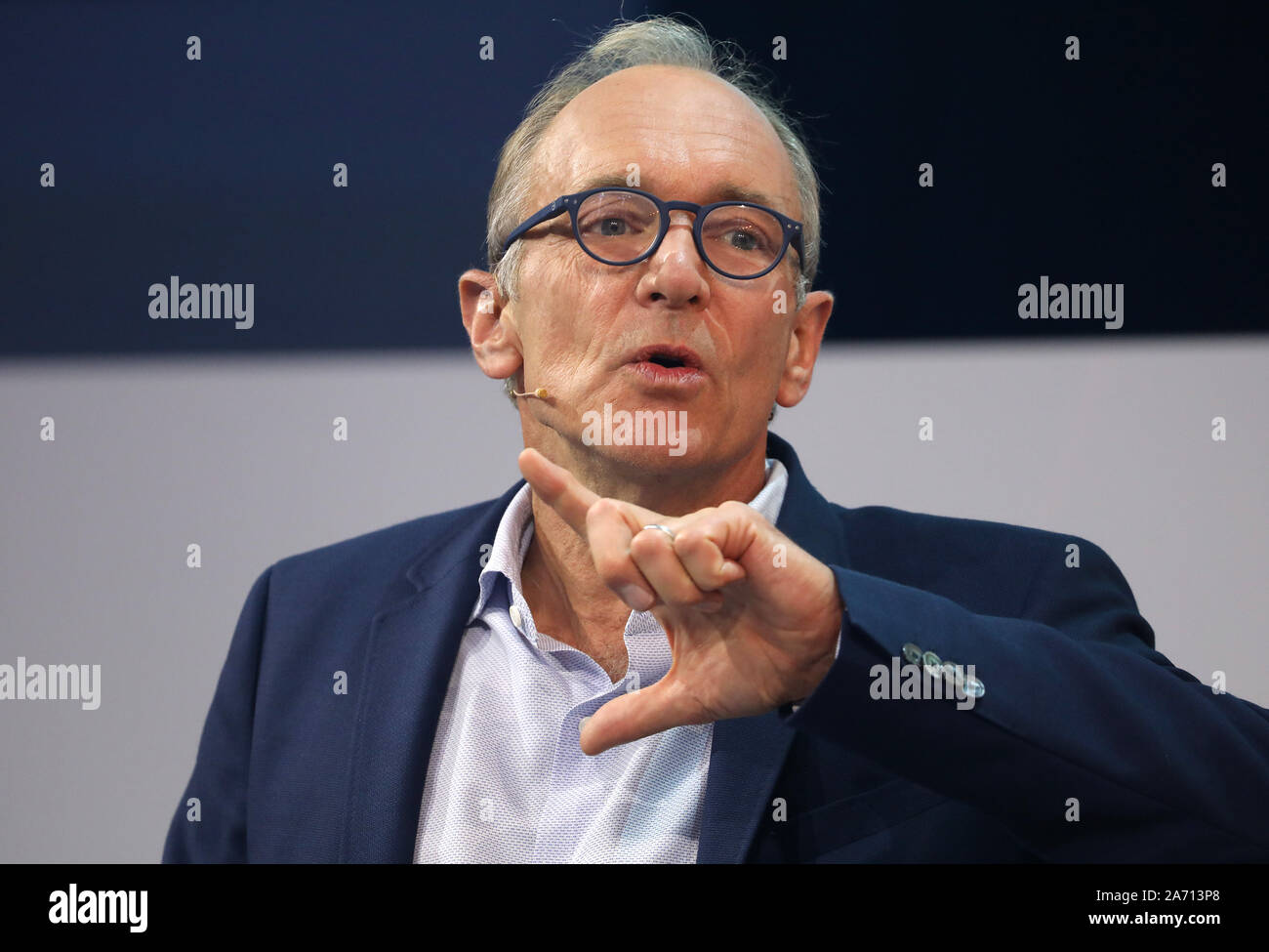 Köln, Deutschland. 29 Okt, 2019. Tim Berners-Lee, Physiker, Informatiker, Erfinder von HTML (Hypertext Markup Language) und Gründer des World Wide Web, spricht an der Digital x Digital X digital Messe in Köln findet am 29. und 30. Oktober 2019. Credit: Oliver Berg/dpa/Alamy leben Nachrichten Stockfoto