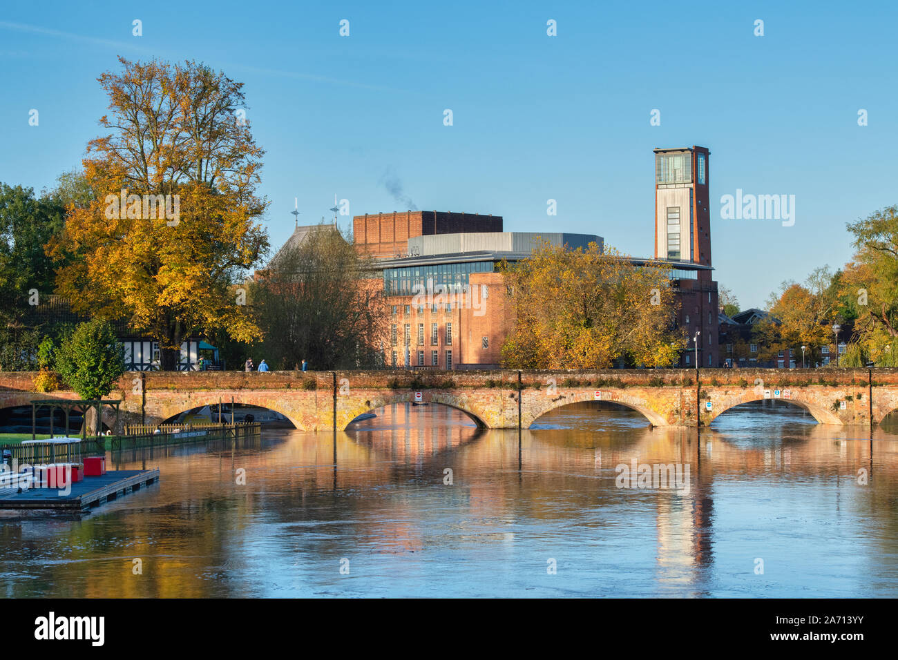 Straßenbahn Brücke über den überfluteten Fluss Avon auf einem Herbstmorgen. Stratford-upon-Avon, Warwickshire, England Stockfoto