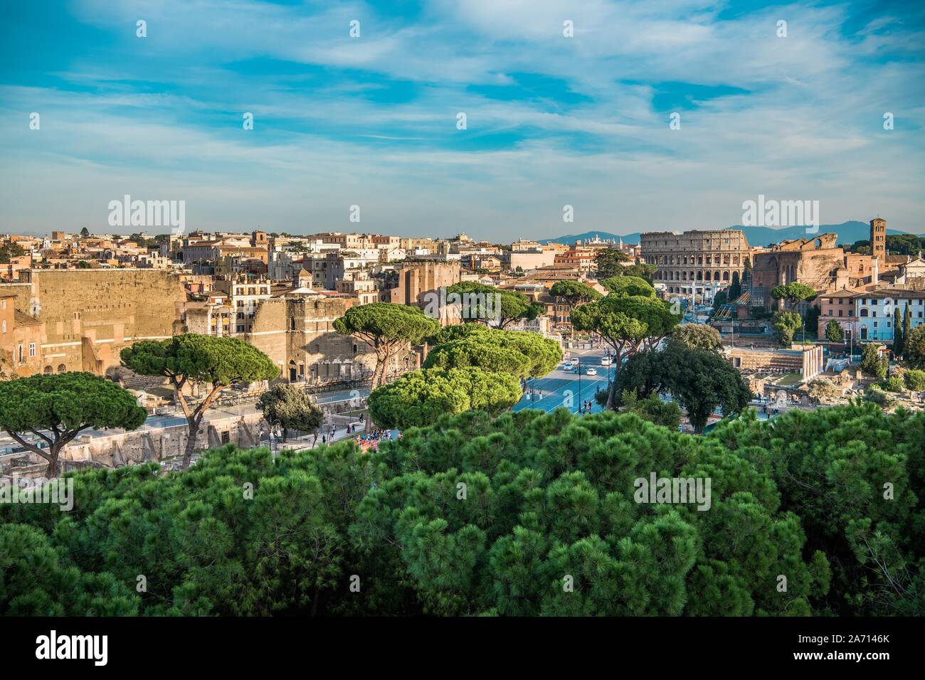 Stadt Rom Panorama mit Kolosseum und Forum Romanum und Markt. Strahlend blauer Himmel mit einigen kleinen Wolken. Hauptstadt der Region Latium. Stockfoto