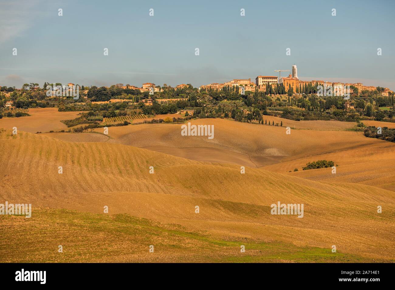 Pienza in der Toskana Region der Italien. Die zentrale Piazza Pio II bis zum 15. Jahrhundert bauten Wie die Pienza Kathedrale und Piccolomini Palastes eingerahmt. Stockfoto