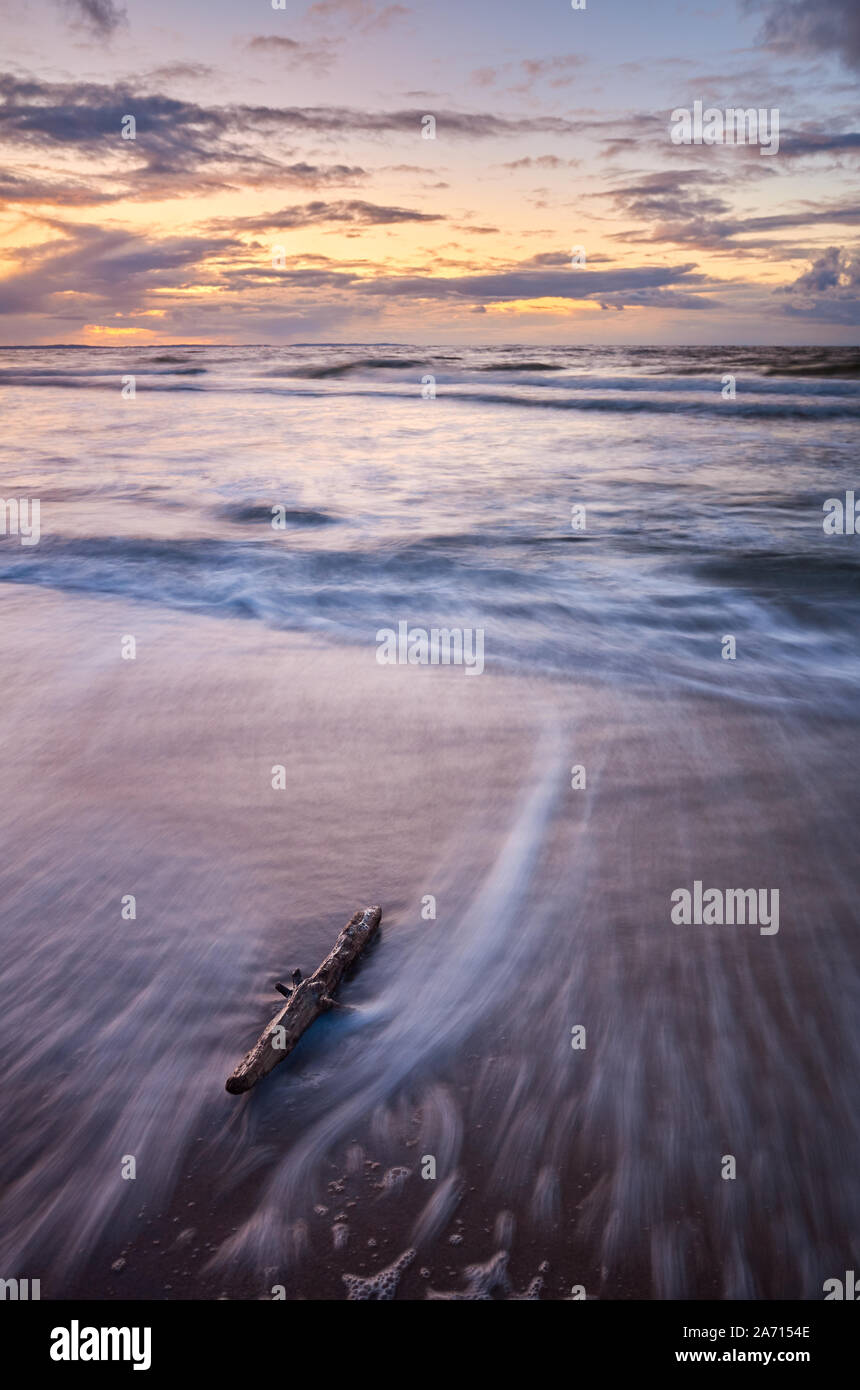 Einen malerischen Sonnenuntergang am Strand in Miedzyzdroje, Langzeitbelichtung, Polen. Stockfoto