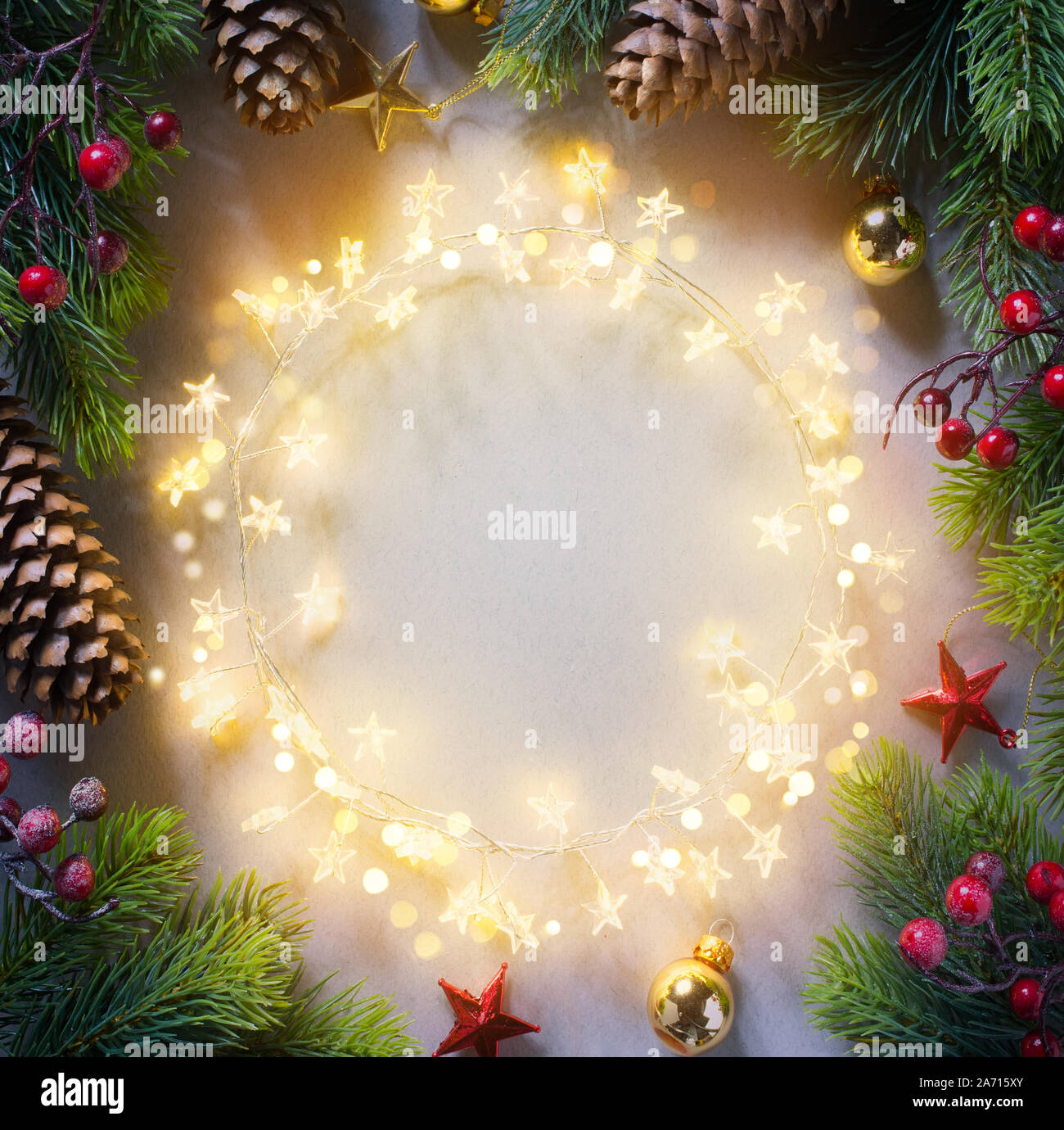 Weihnachtsbaum und Urlaub Lichterkette auf blauem Hintergrund; Frohe Weihnachten und ein glückliches Neues Jahr Grußkarte oder Holiday banner Stockfoto