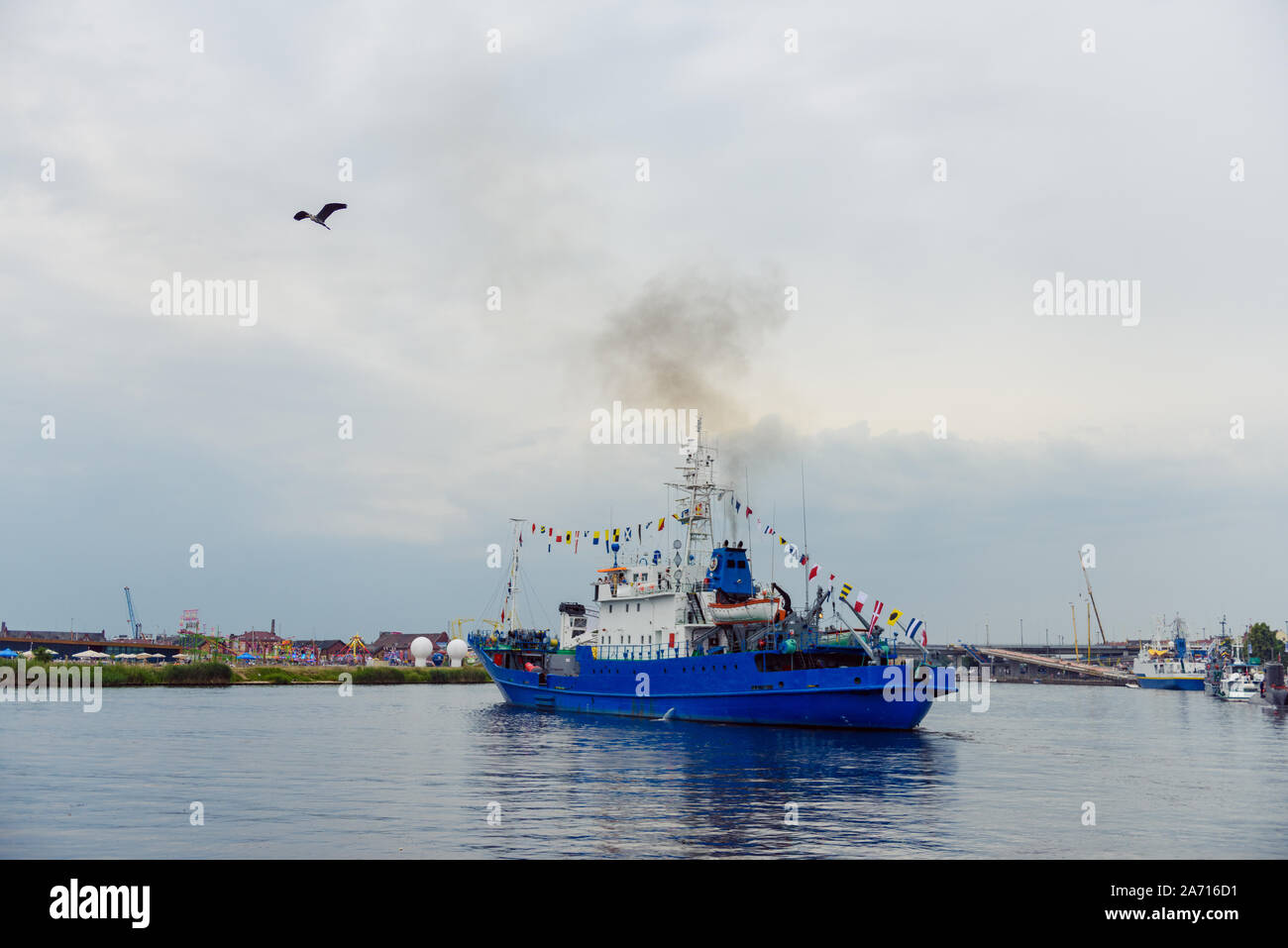 Transport Schiffe aus dem Hafen in Swinemünde an der offenen Ostsee fahren Stockfoto