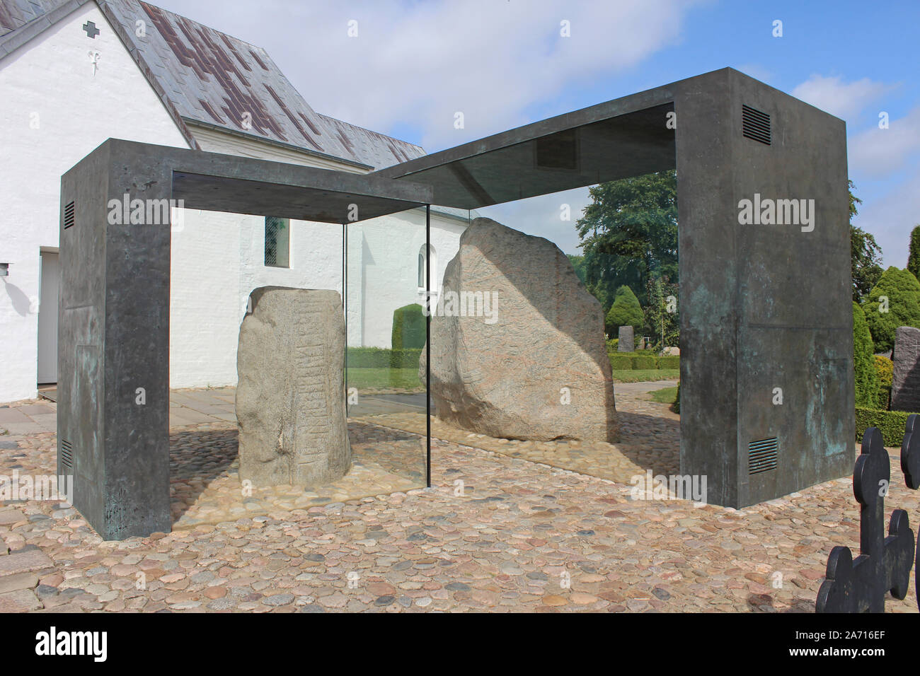 JELLING, Dänemark, 15. JULI 2019: Blick auf den berühmten dänischen Wahrzeichen der Jelling Runensteine und ihre schützende Glas. Stockfoto