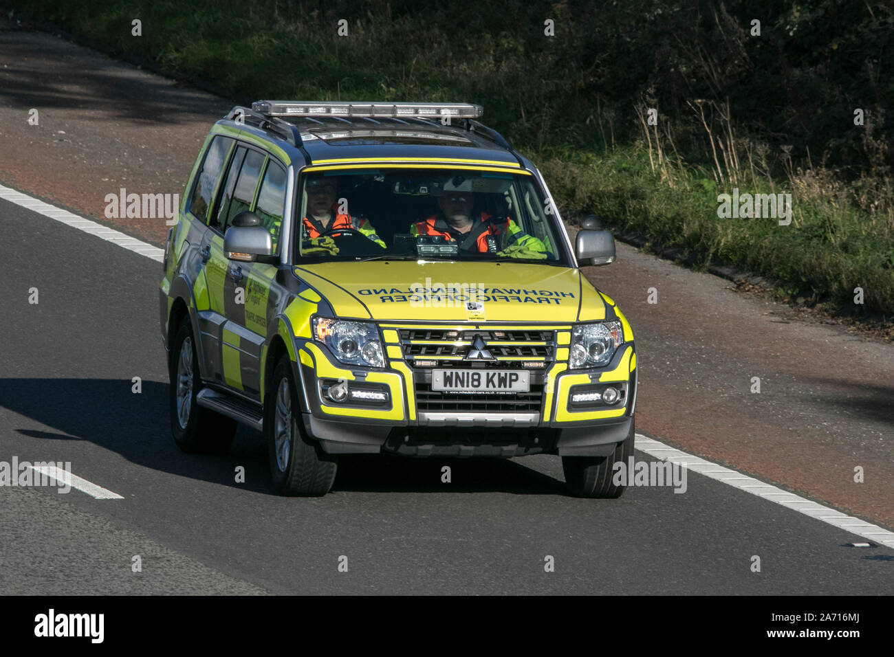 Ein Highways Agency Verkehr Offizier in einem Mitsubishi Shogun patrouillieren die Autobahn M6 Stockfoto