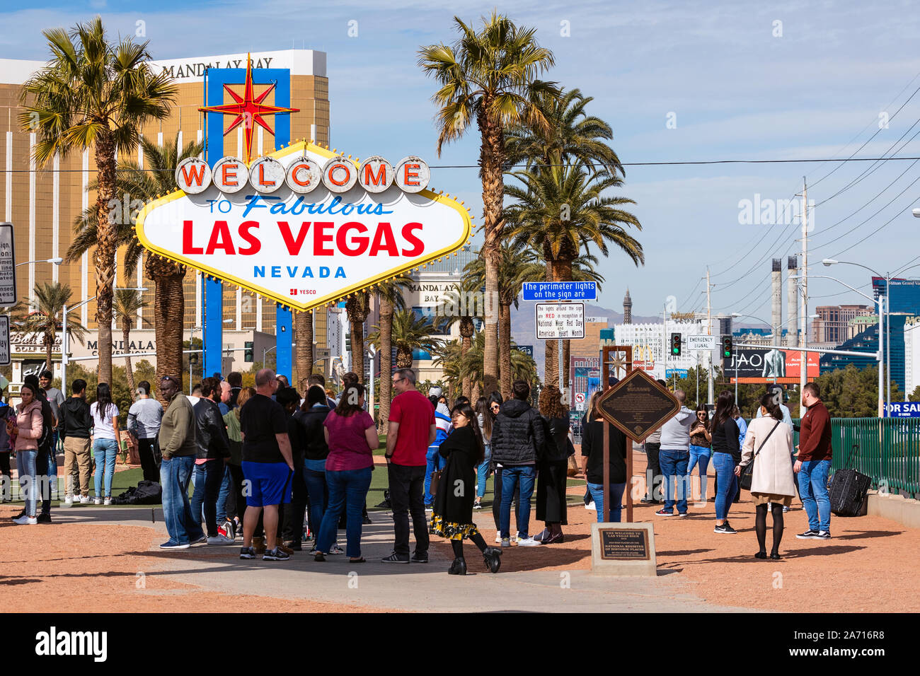 Eine Menge Touristen stehen in der Schlange für Fotos am Welcome to Fabulous Las Vegas Schild in Las Vegas, Nevada, USA Stockfoto