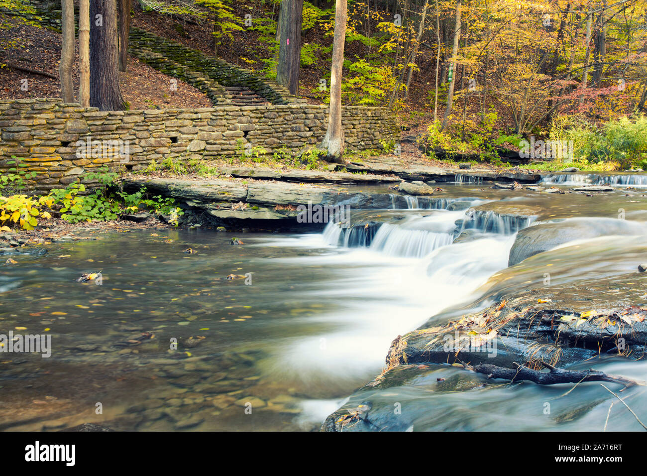 Wolf Creek in Letchworth State Park lange Belichtung für verträumte Wasser Unschärfe-Effekt Stockfoto