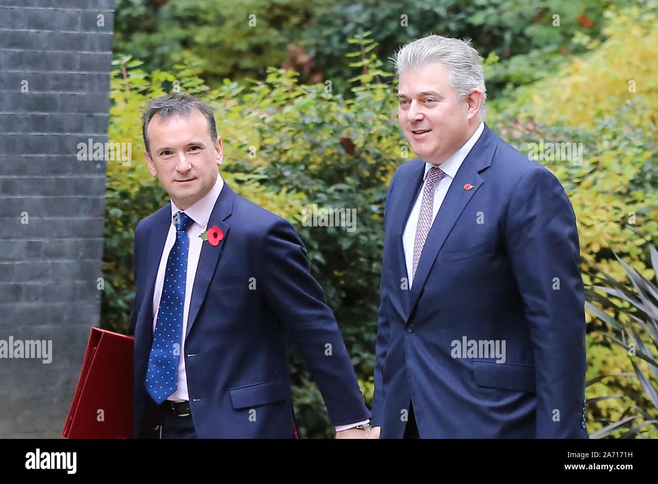 Downing Street, London, UK. 29 Okt, 2019. Minister für Wales Alun Cairns (L) und der Staatsminister für Sicherheit und Stellvertreter für die EU verlassen und Kein Deal Vorbereitung Brandon Lewis kommt in Downing Street die wöchentliche Kabinettssitzung zu besuchen. Credit: Dinendra Haria/Alamy leben Nachrichten Stockfoto