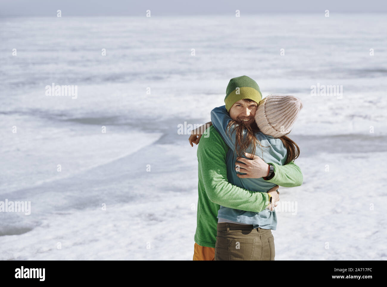 Junge erwachsene Paare Spaß im Winter Landschaft Stockfoto