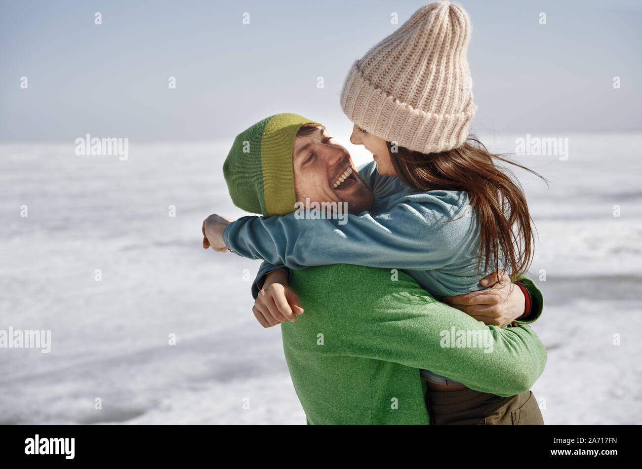 Junge erwachsene Paare draußen Spaß im Winter Landschaft Stockfoto