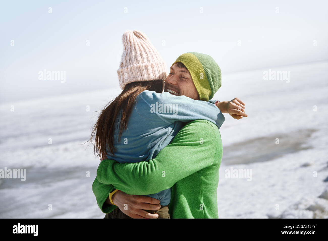 Junge erwachsene Paare draußen Spaß im Winter Landschaft Stockfoto
