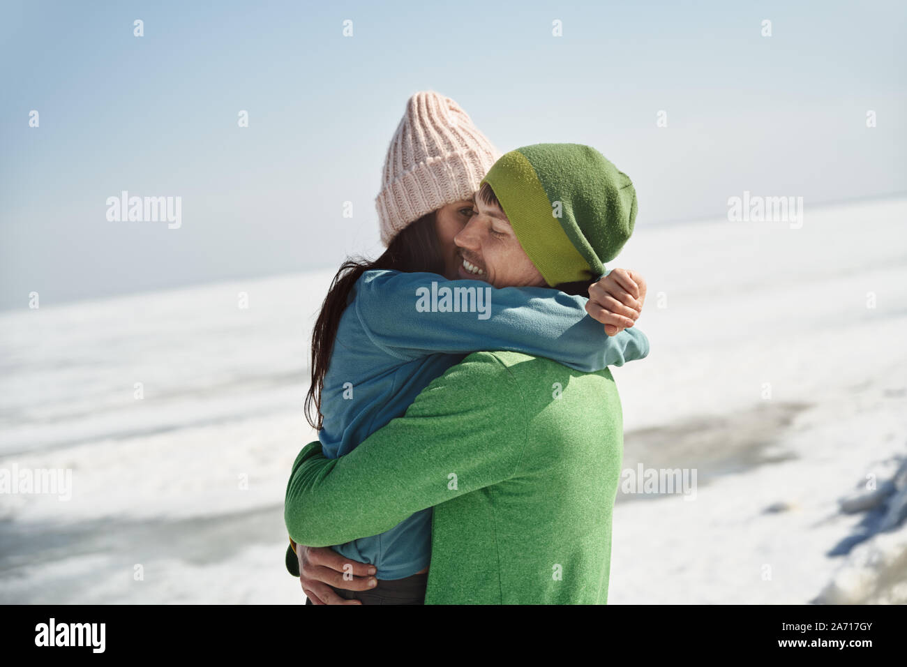 Junge erwachsene Paare draußen Spaß im Winter Landschaft Stockfoto