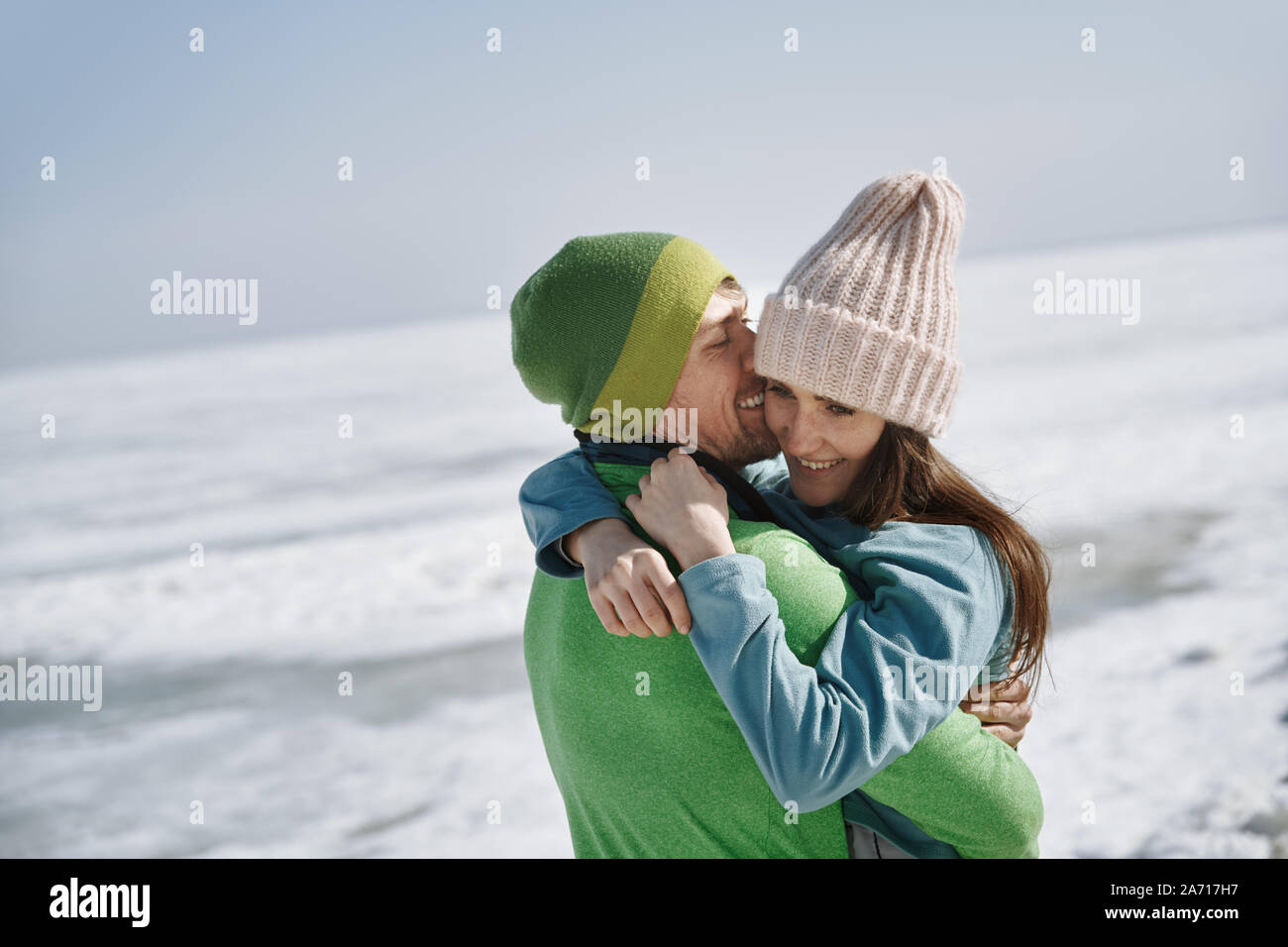 Junge erwachsene Paare Spaß im Winter Landschaft Stockfoto
