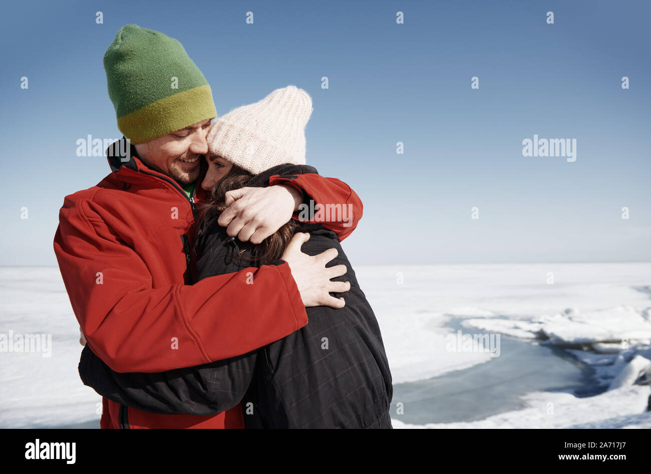 Junge erwachsene Paare Spaß im Winter Landschaft Stockfoto