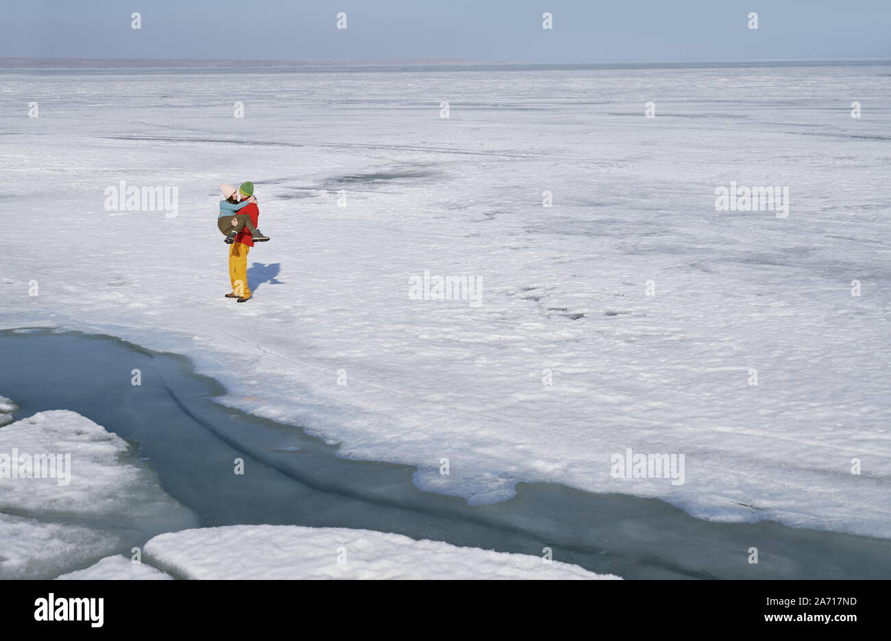 Junge erwachsene Paare draußen Spaß im Winter Landschaft Stockfoto