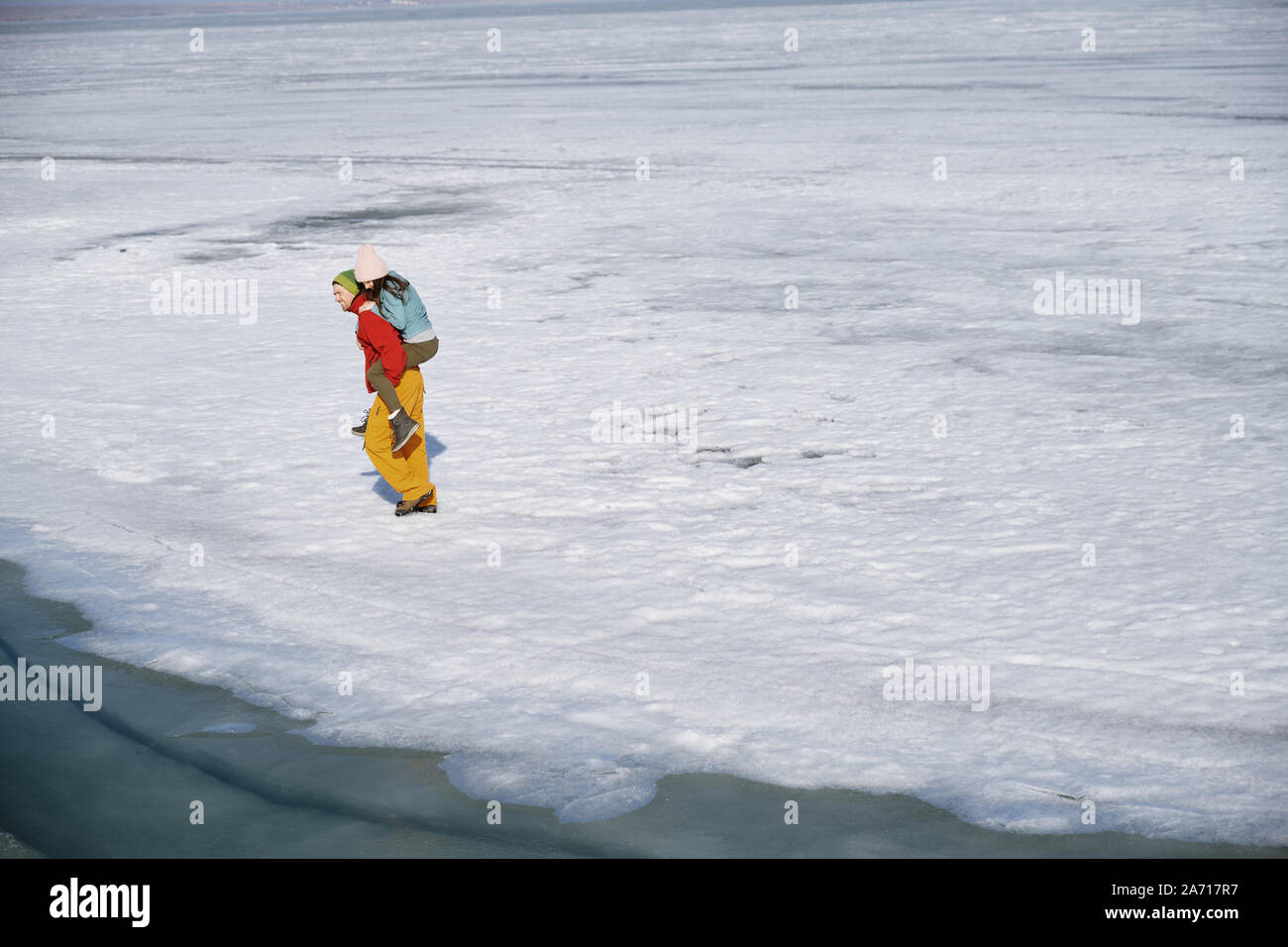 Junge erwachsene Paare draußen Spaß im Winter Landschaft Stockfoto