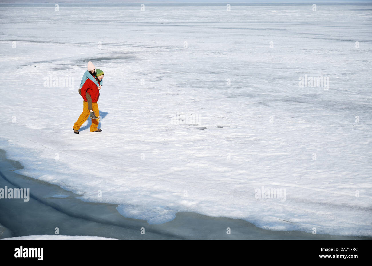 Junge erwachsene Paare draußen Spaß im Winter Landschaft Stockfoto