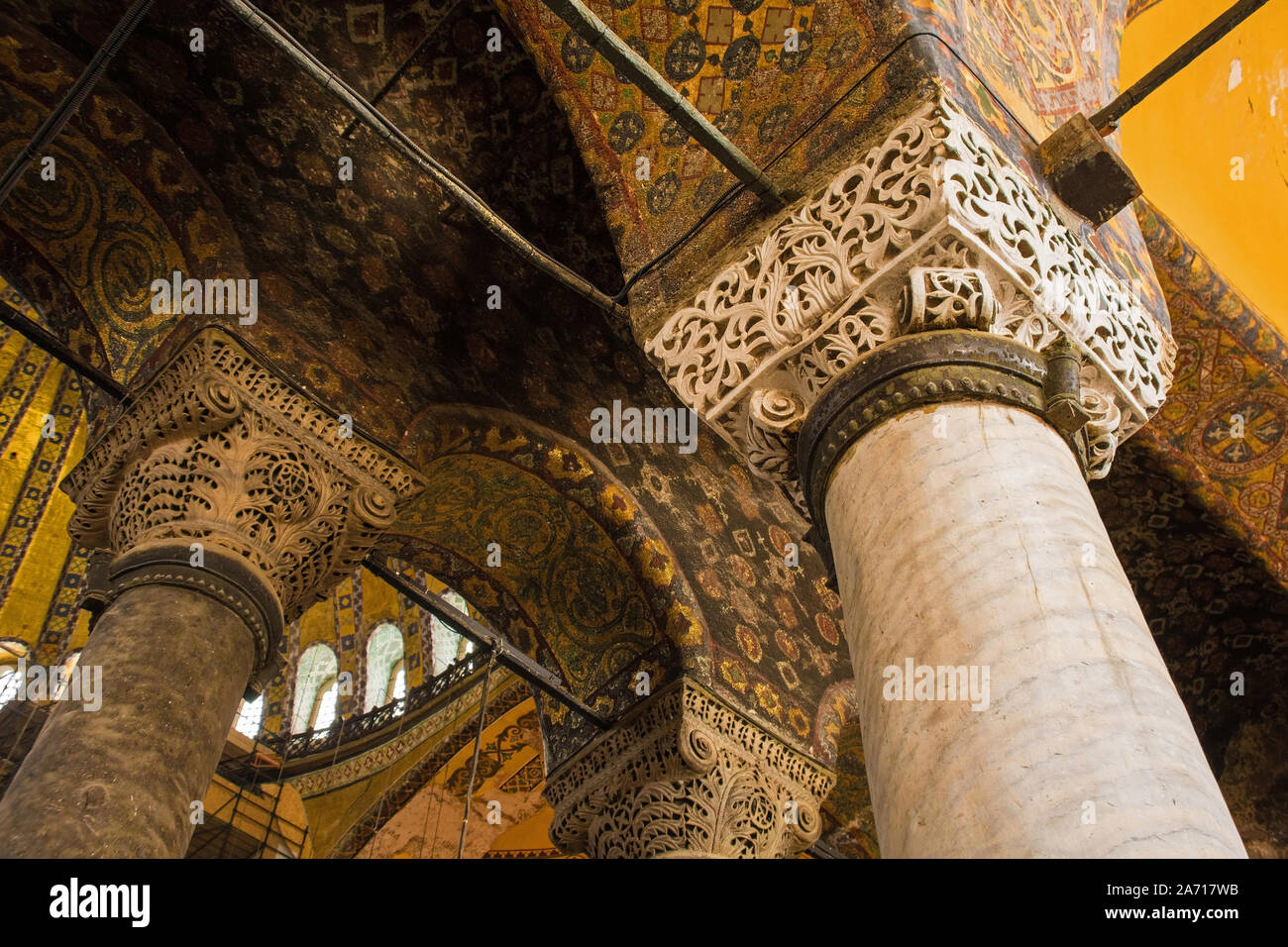 Details von oben einer Spalte in Ayasofia oder die Hagia Sofia, Sultanahmet, Istanbul, Türkei. In 537 AD als eine Kirche erbaut, wurde es in eine Moschee umgewandelt Stockfoto