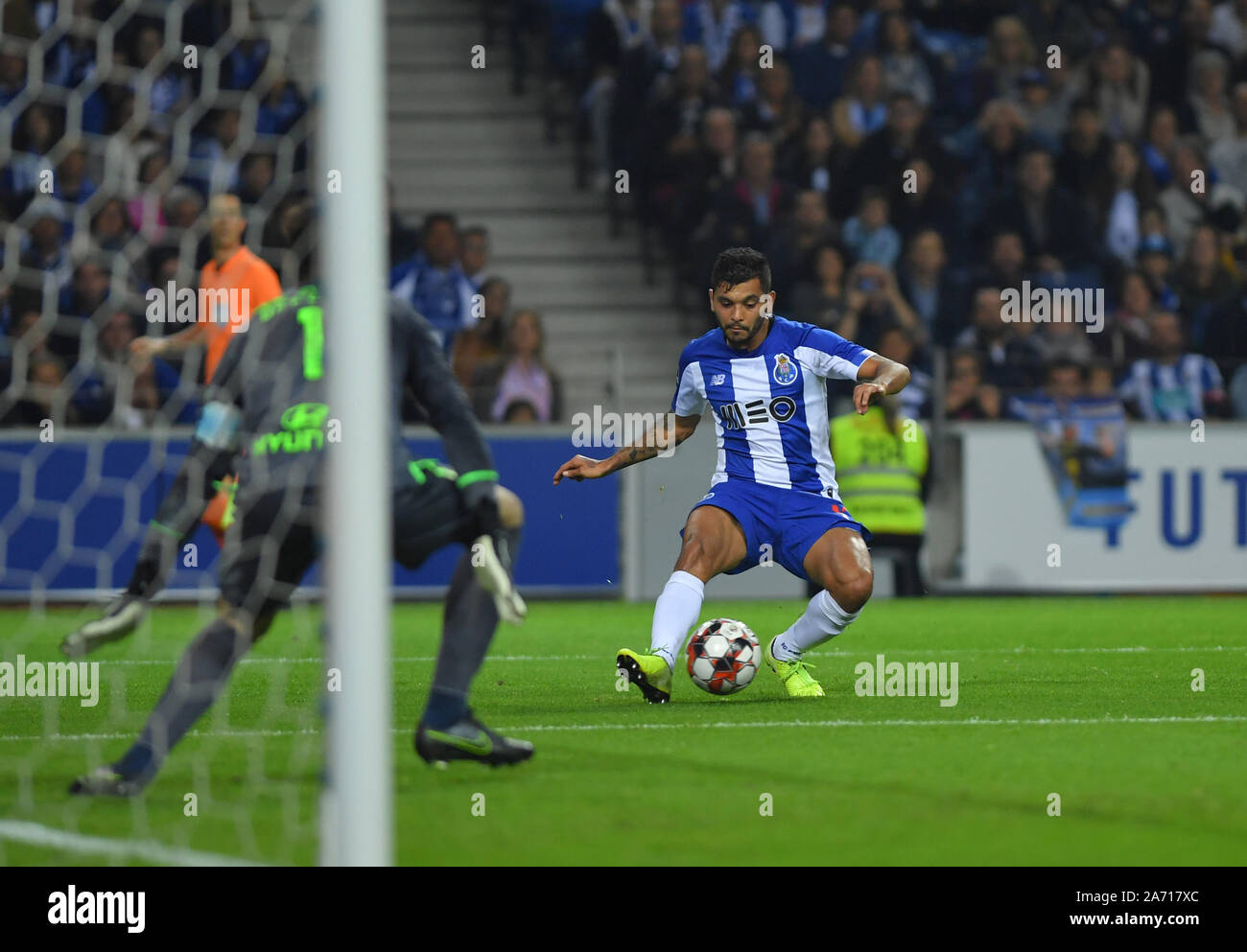 27. Oktober 2019; Dragao Stadion, Porto, Portugal; Portugiesische Meisterschaft 2019/2020, FC Porto gegen Famalicao; Jes &#xfa; s Corona des FC Porto steuert die Kugel auf der Oberseite der Box Stockfoto