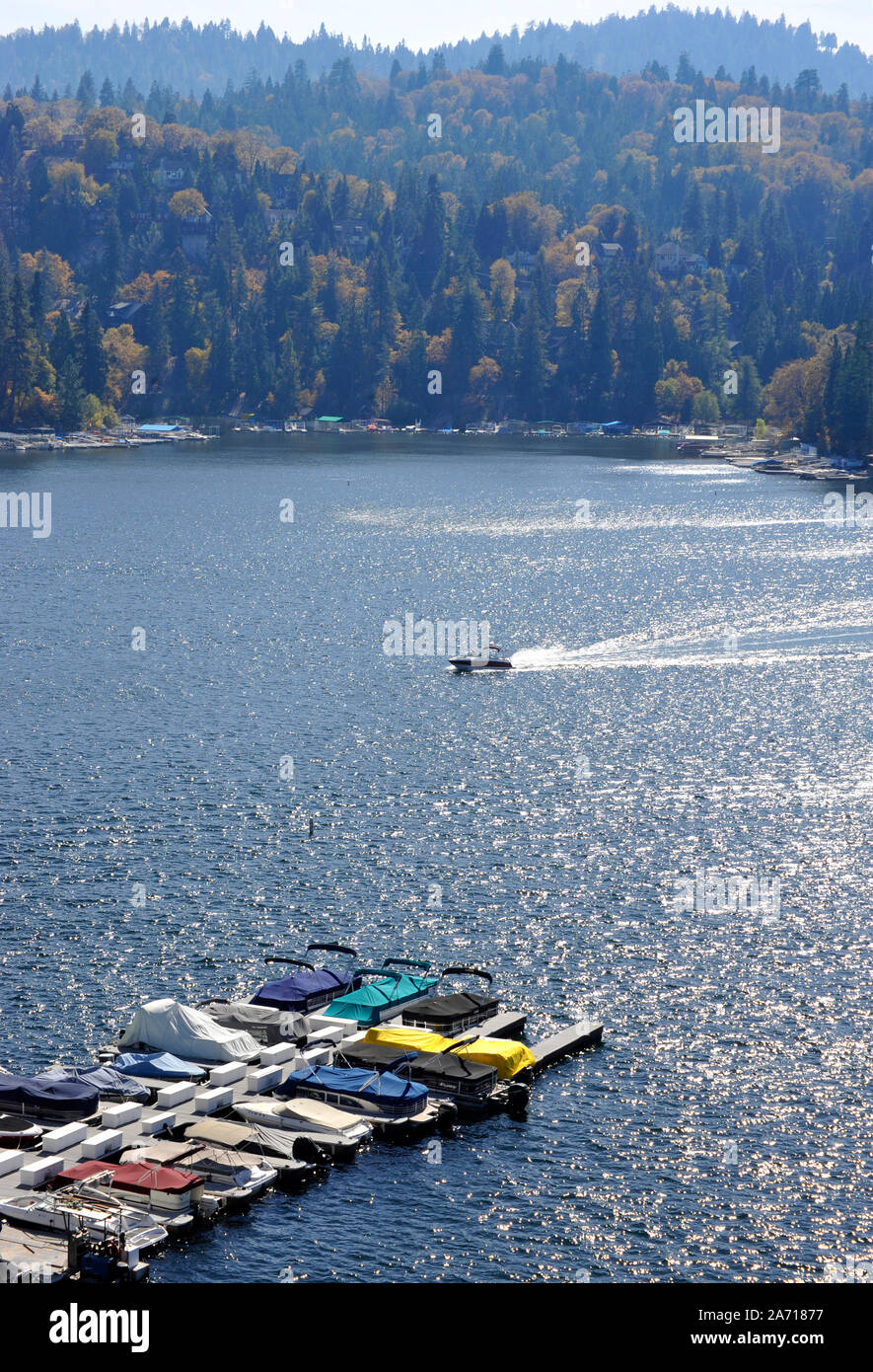 Boat Crossing Lake Arrowhead in Kalifornien im Herbst. Stockfoto