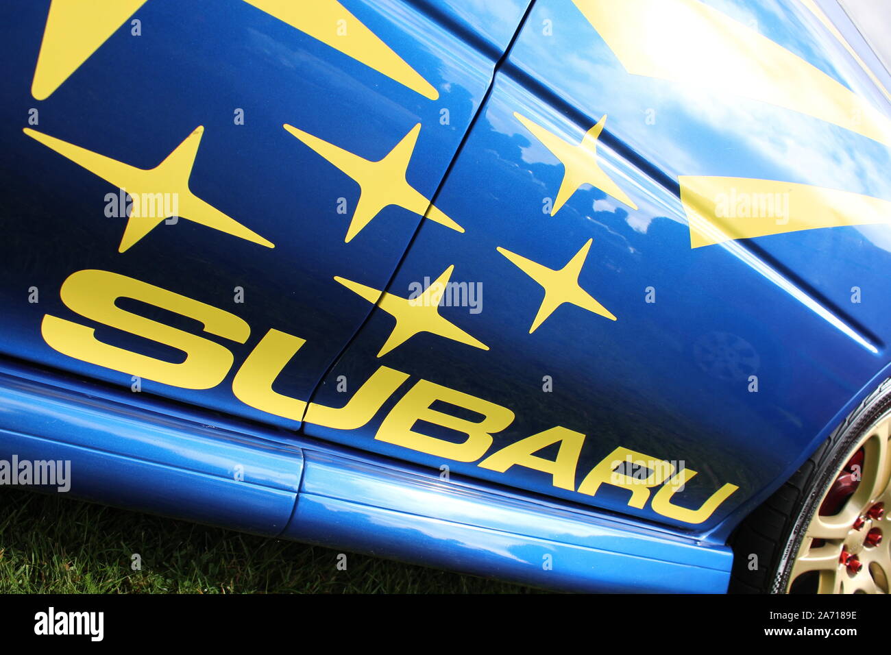 Aufkleber an der Seite eines Subaru Inpreza 2000 Kilbroney VIntage Show 2019 gesehen Stockfoto