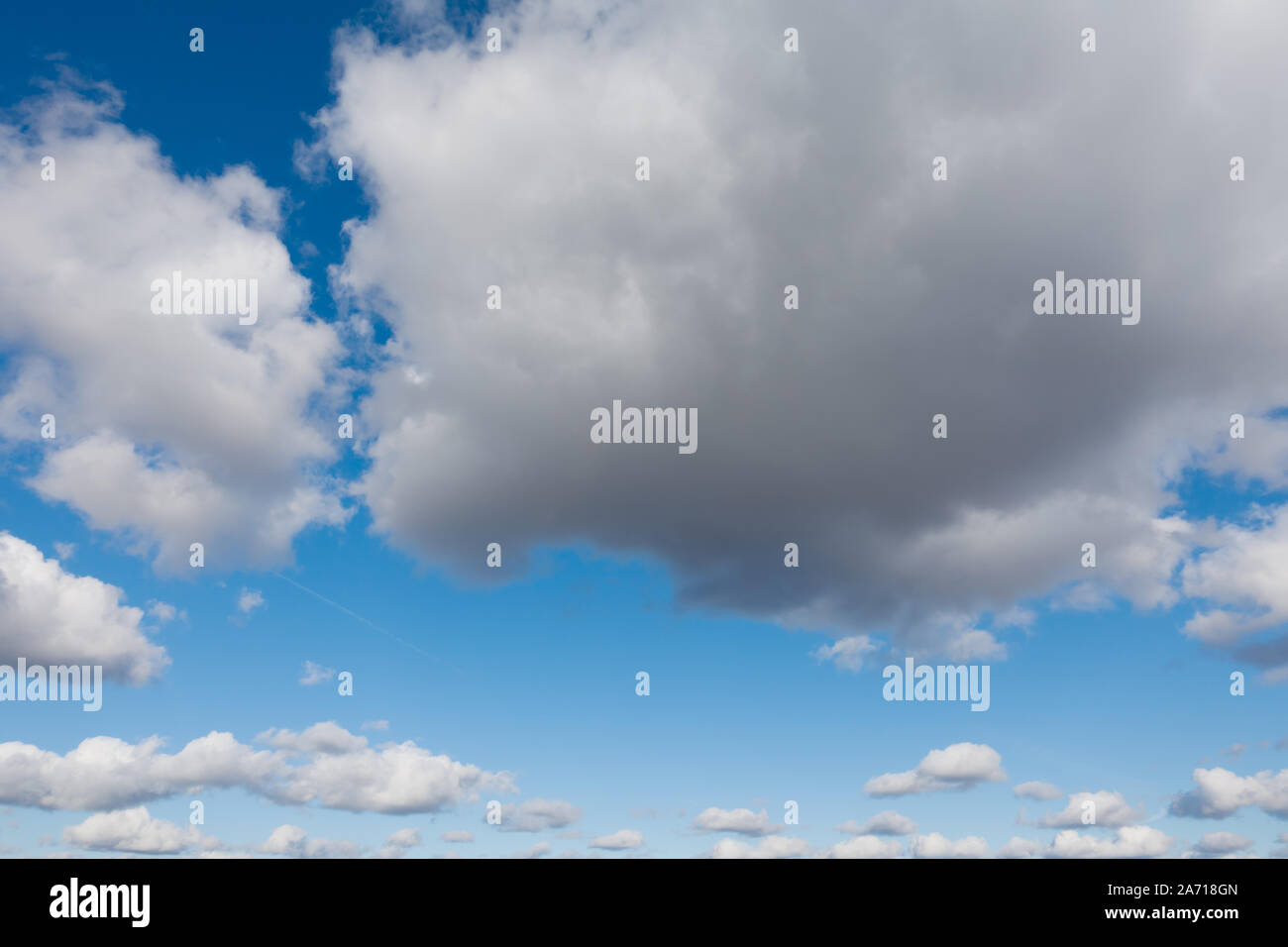 Schönes Licht blauer Himmel und Wolken. Himmel und Wolken, qualitative Schießen, keine Vögel und Lärm. Stockfoto