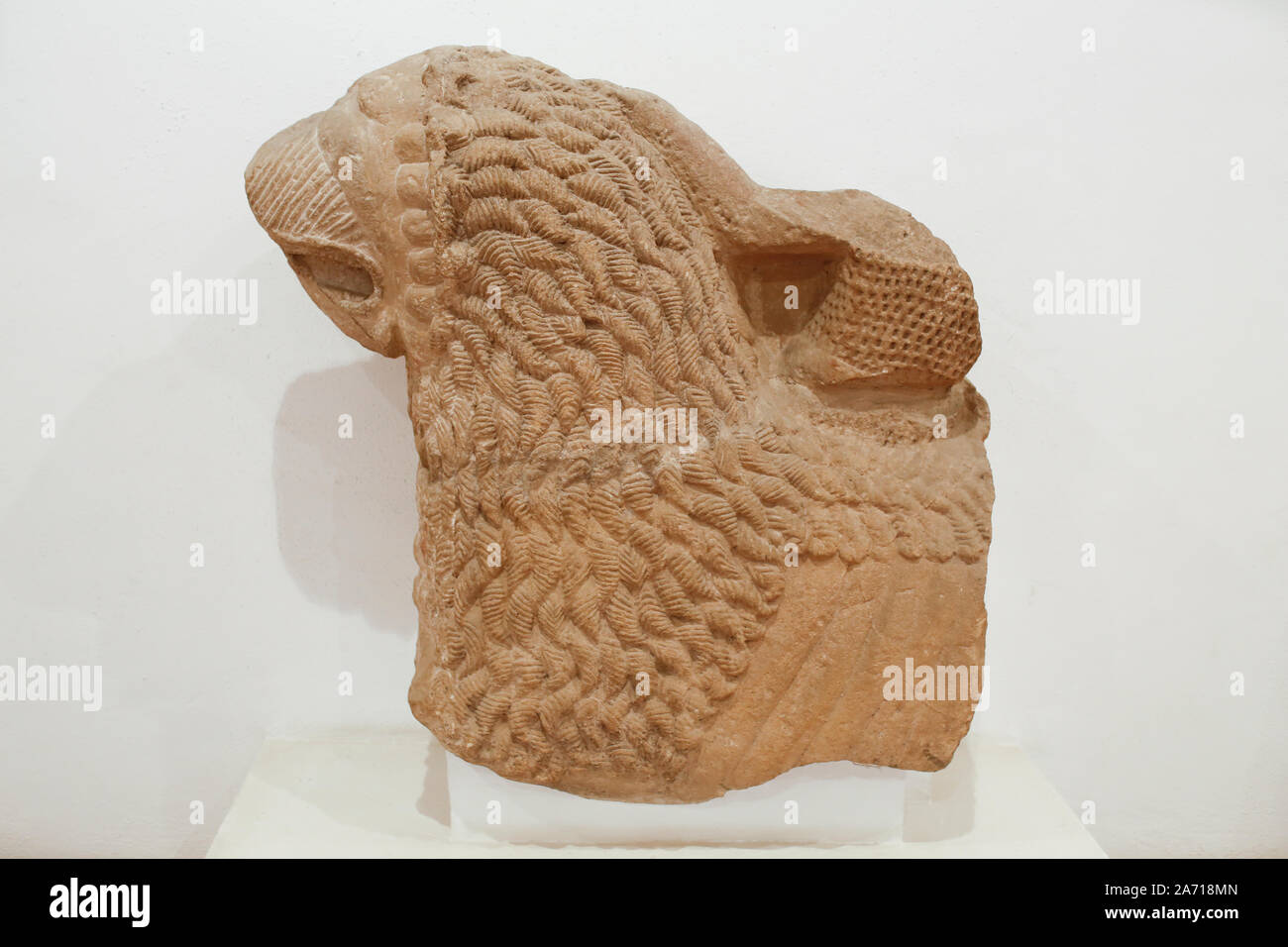 Sevilla, Spanien - Juli 7., 2018: Iberische Skulptur mit der Darstellung eines Reiters über Lion, Estepa, 1.Jahrhundert V.CHR., Spanien. Das archäologische Museum von Sevilla, Anda Stockfoto