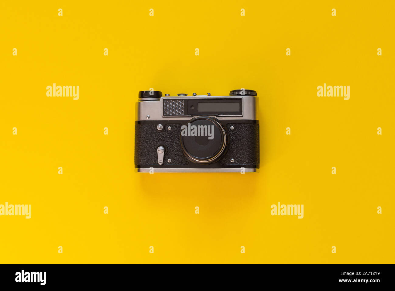 Retro Kamera closeup auf gelben Hintergrund isoliert Stockfoto