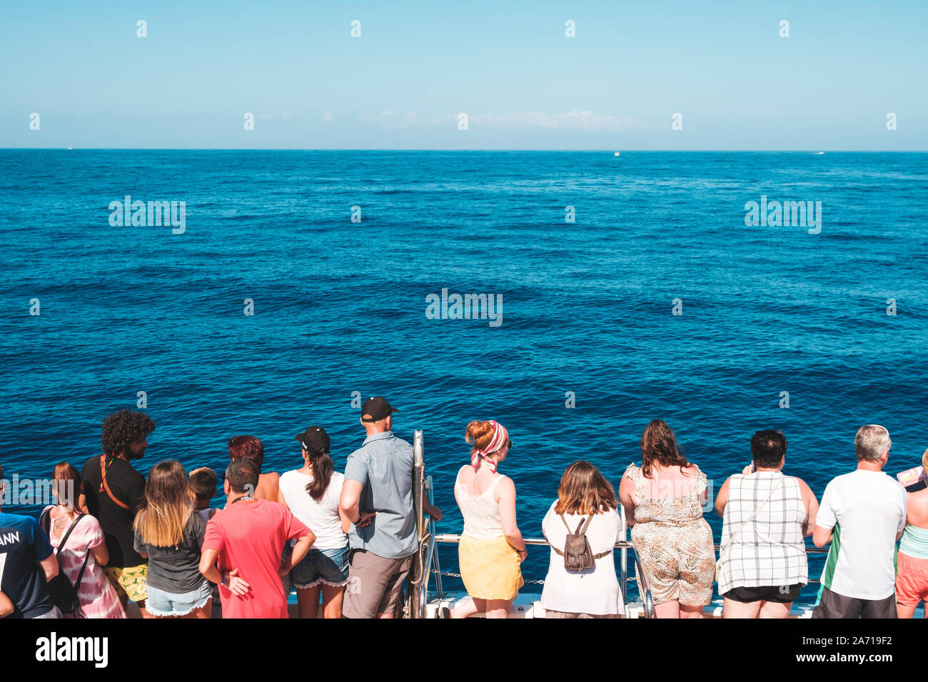 Teneriffa, Spanien - August 2019: Gruppe von Menschen auf dem Boot von hinten Blick auf Ozean auf eine Whale Watching Tour Stockfoto