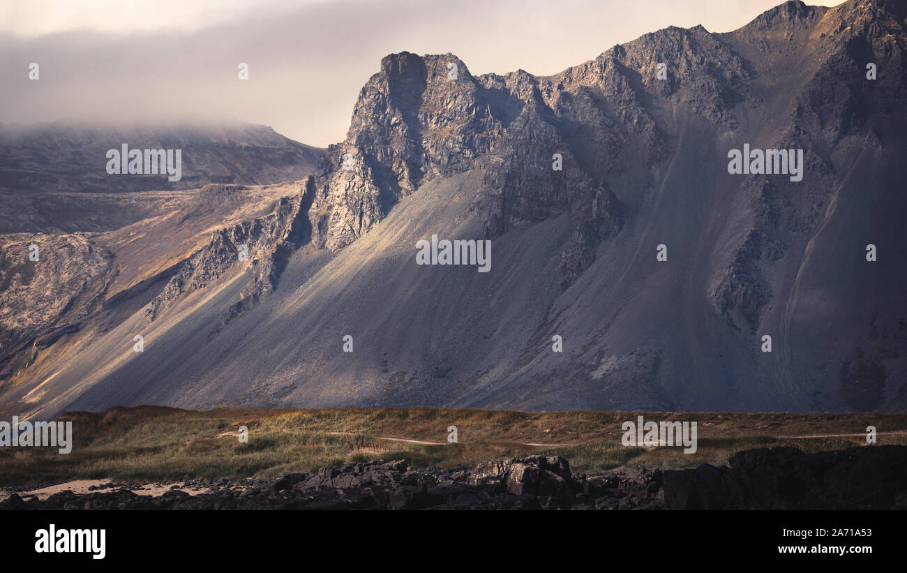 Dramatische bewölkt Bergblick in Island Stockfoto