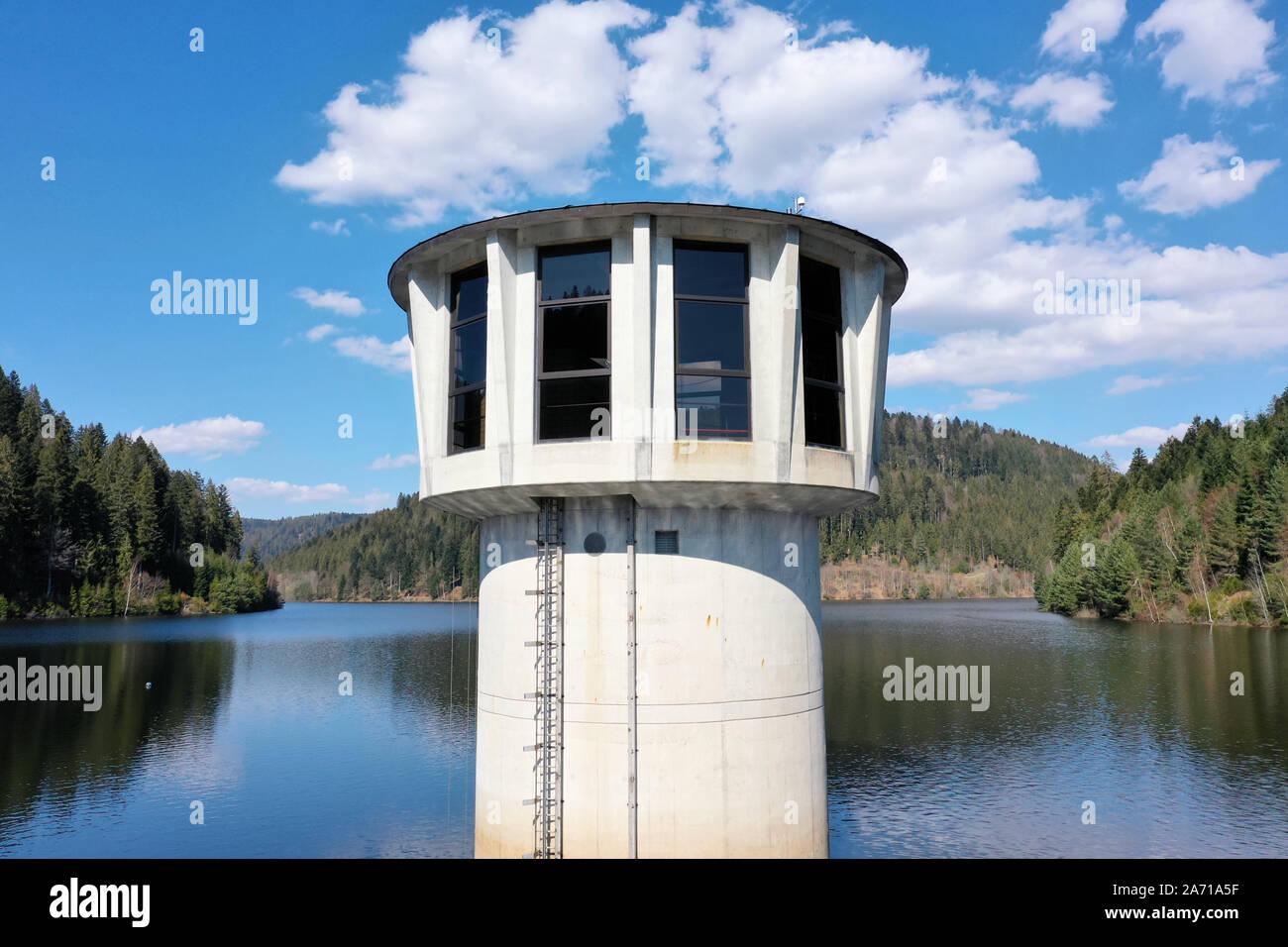 Control Tower in der Mitte von einem Wasserbehälter (Schwarzwald, Deutschland) Stockfoto