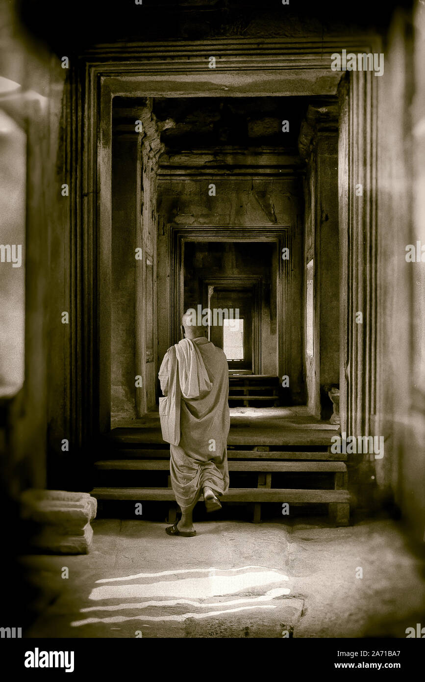 Kambodscha, Angkor Wat: Ein buddhistischer Mönch Spaziergänge in Angkor Wat. Das Foto wurde in der Post Production mit einer fotografischen Platte Effekt verarbeitet Stockfoto