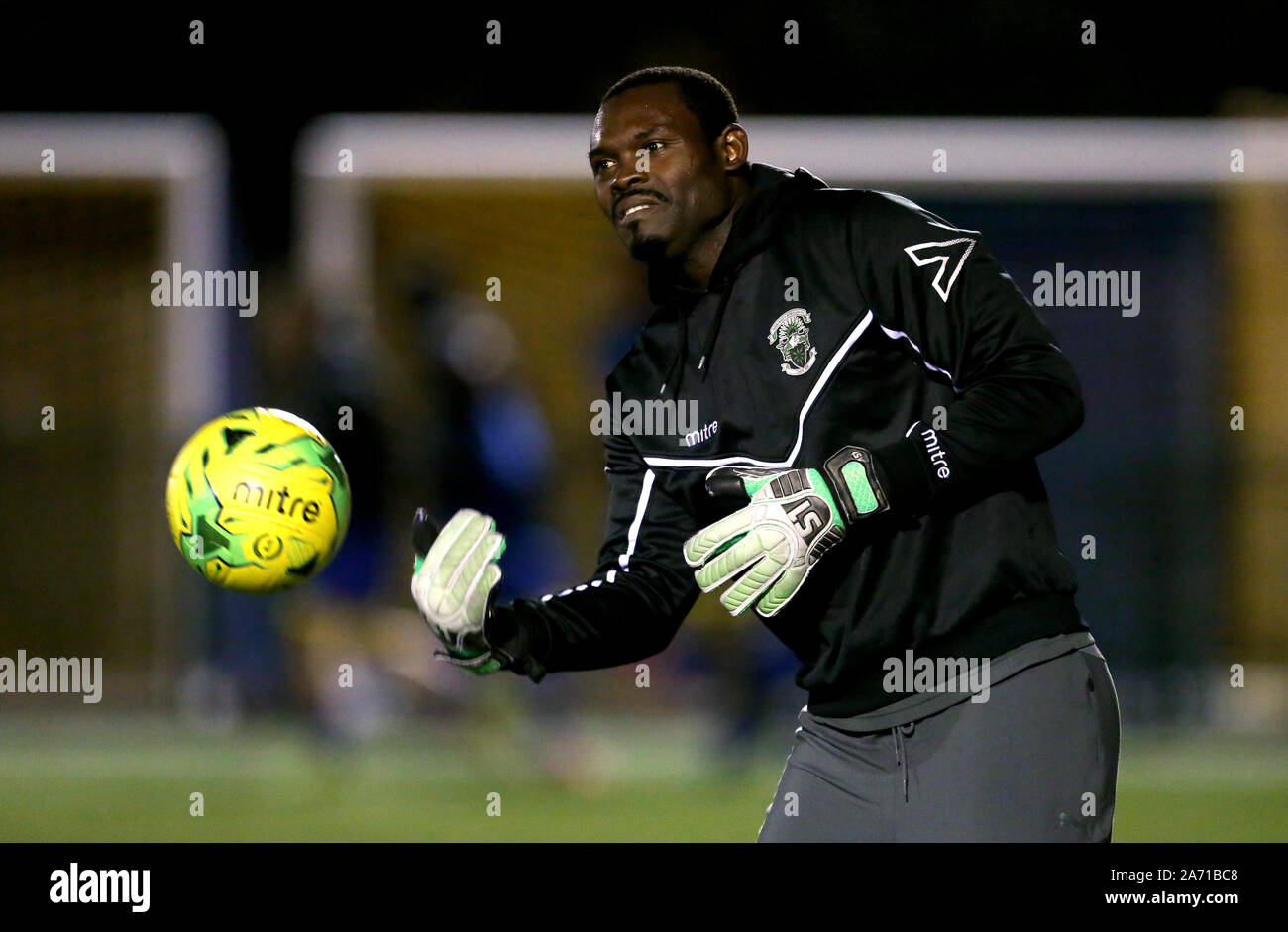 Haringey Borough Torwart Valery Pajetat während der FA Cup in die vierte Qualifikationsrunde replay Gleiches an Coles Park Stadium, London. Stockfoto