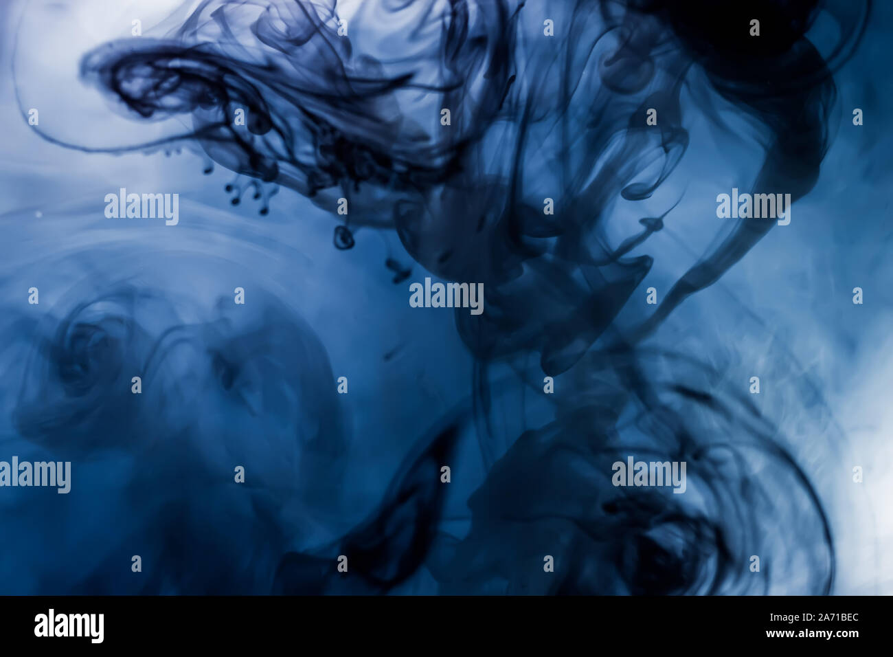 Weich und interessante Streifen von Farbe unter Wasser mit dunklem Hintergrund. Ideal für den Einsatz als Hintergrund. Stockfoto
