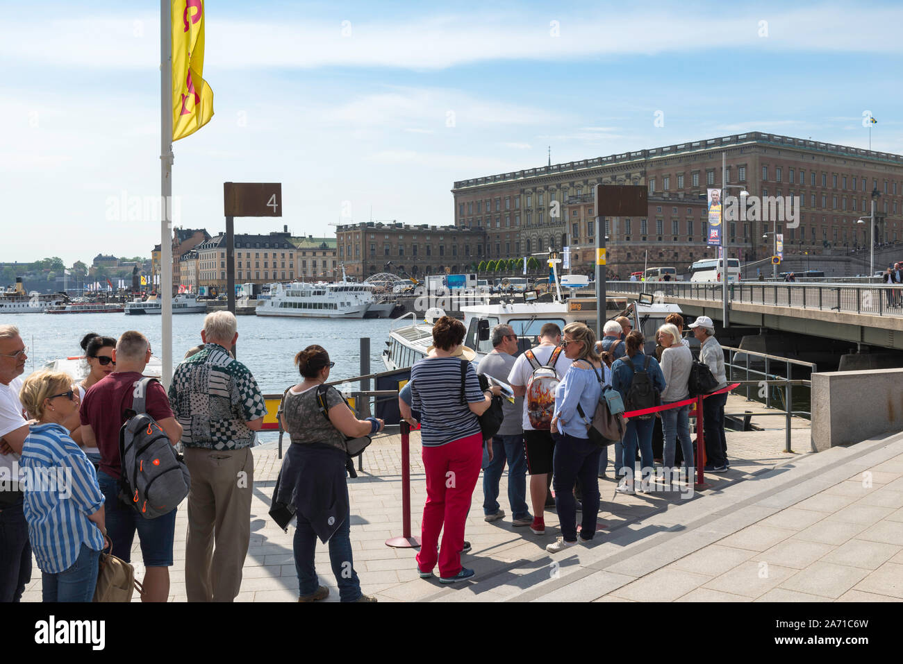 Tourismus Schweden, Aussicht im Sommer von Touristen Queuing auf blasieholmen Waterfront eine Kreuzfahrt mit dem Schiff der Wasserstraßen und der Archipel von Stockholm zu nehmen. Stockfoto
