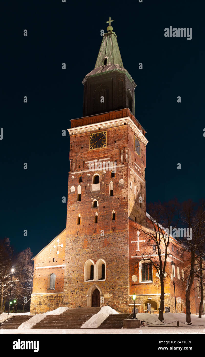 Beleuchteten Dom Fassade bei kalten Winternacht, Finnland Stockfoto