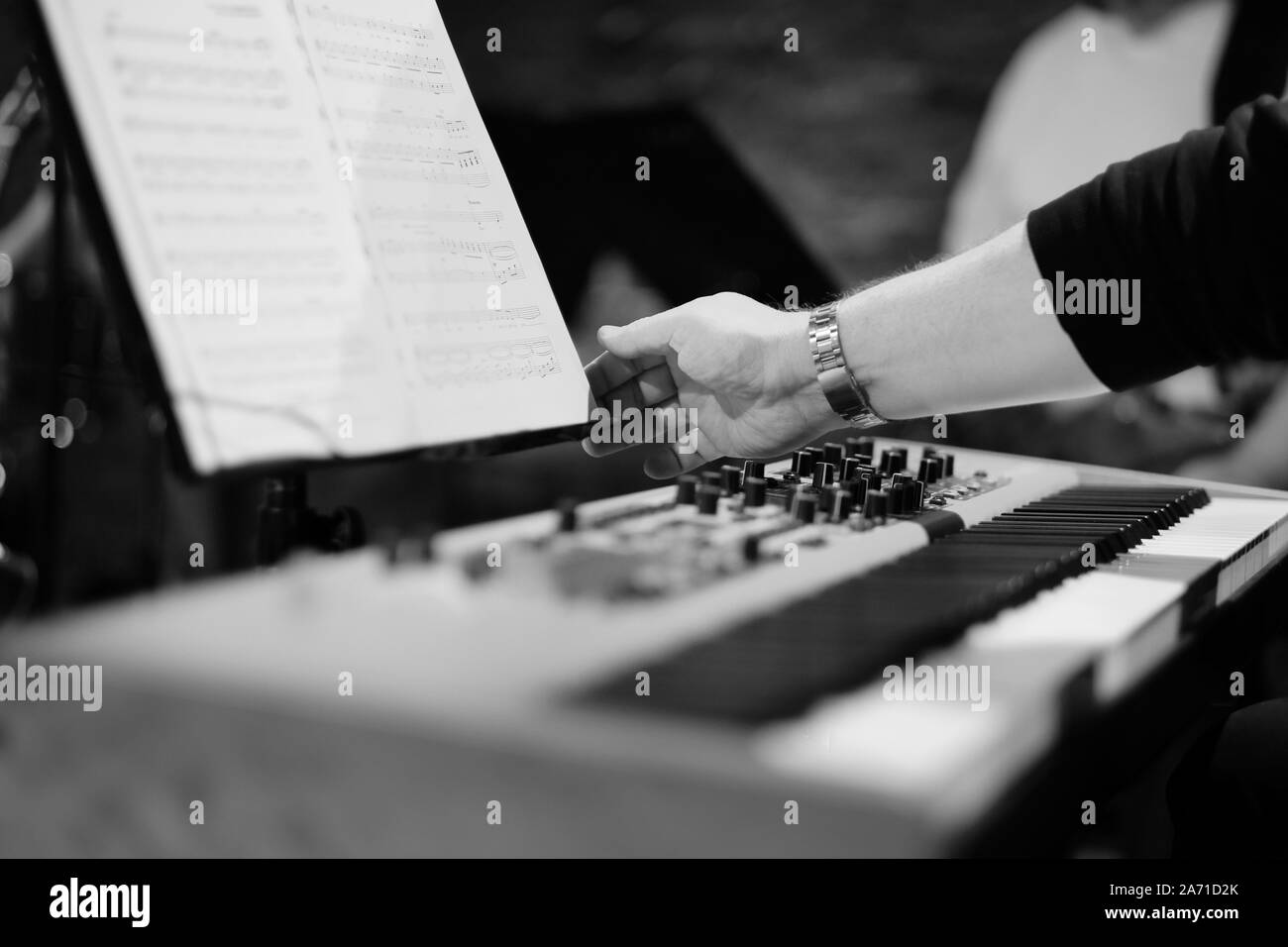 Ein Pianist wählt Hinweise für die Leistung eines musikalischen Werkes Stockfoto